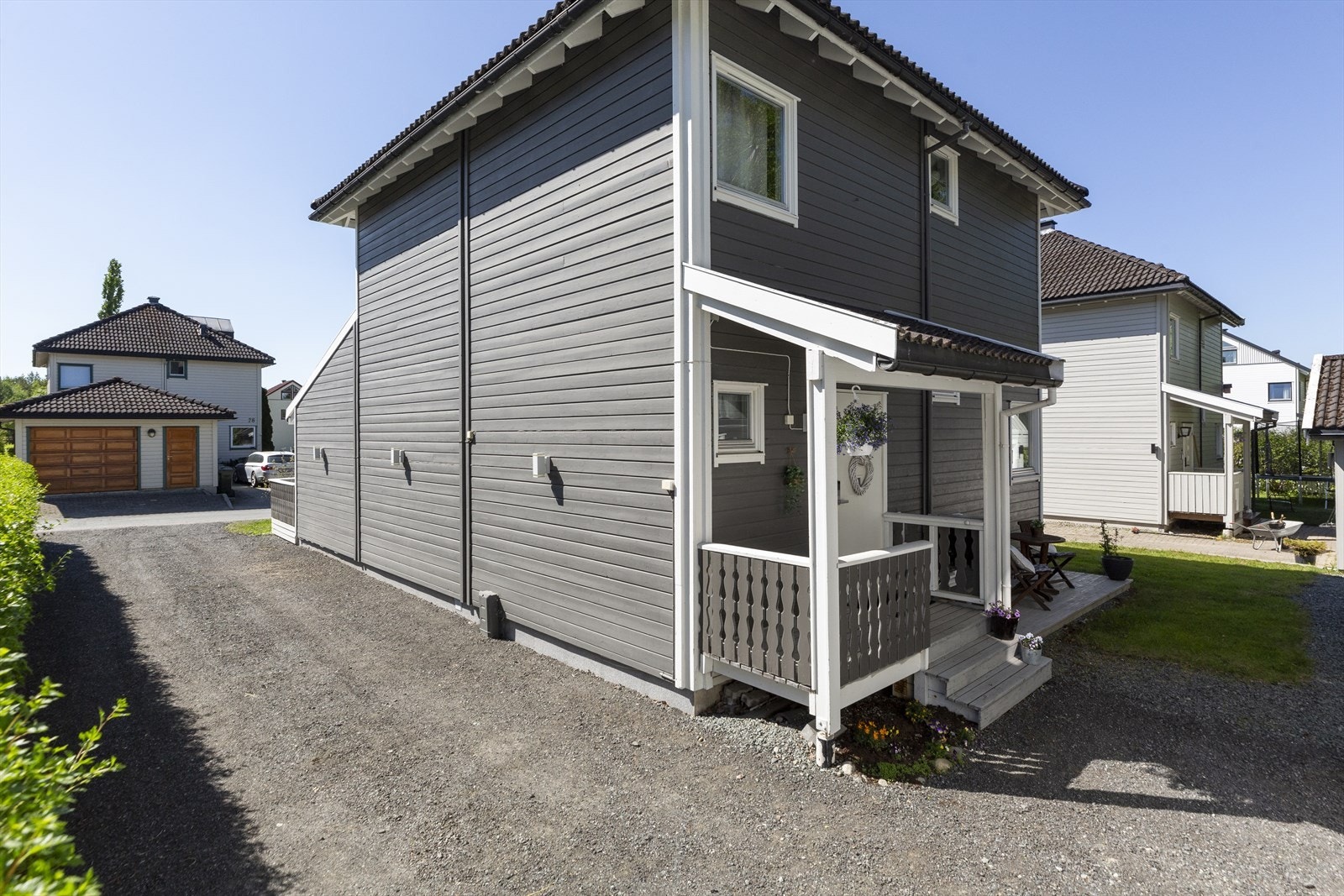 Ytterkledningen ble malt i 2016 og støttemurer er etablert i 1997 og 2007. Galleribilde