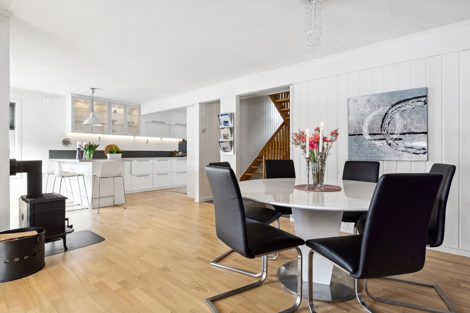 Stuen ligger delvis åpent mot boligens delikate kjøkken fra 2014. Galleribilde