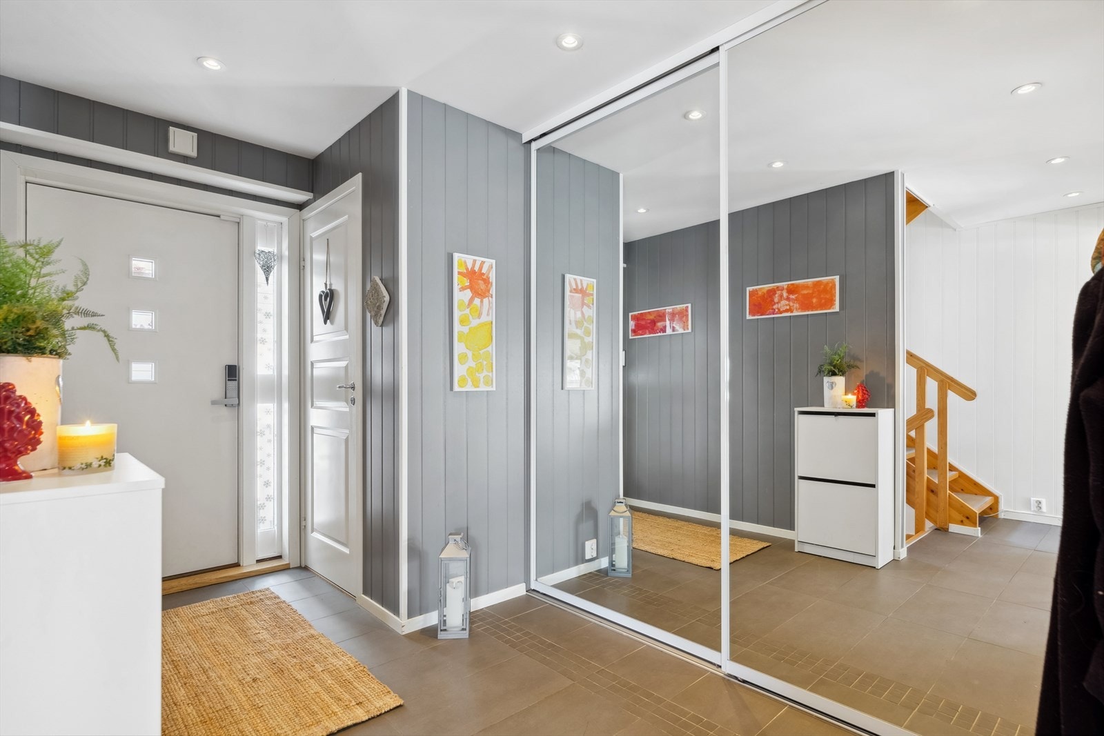 Hele første etasje ble pusset opp i 2014 og har vannbåren gulvvarme. Galleribilde