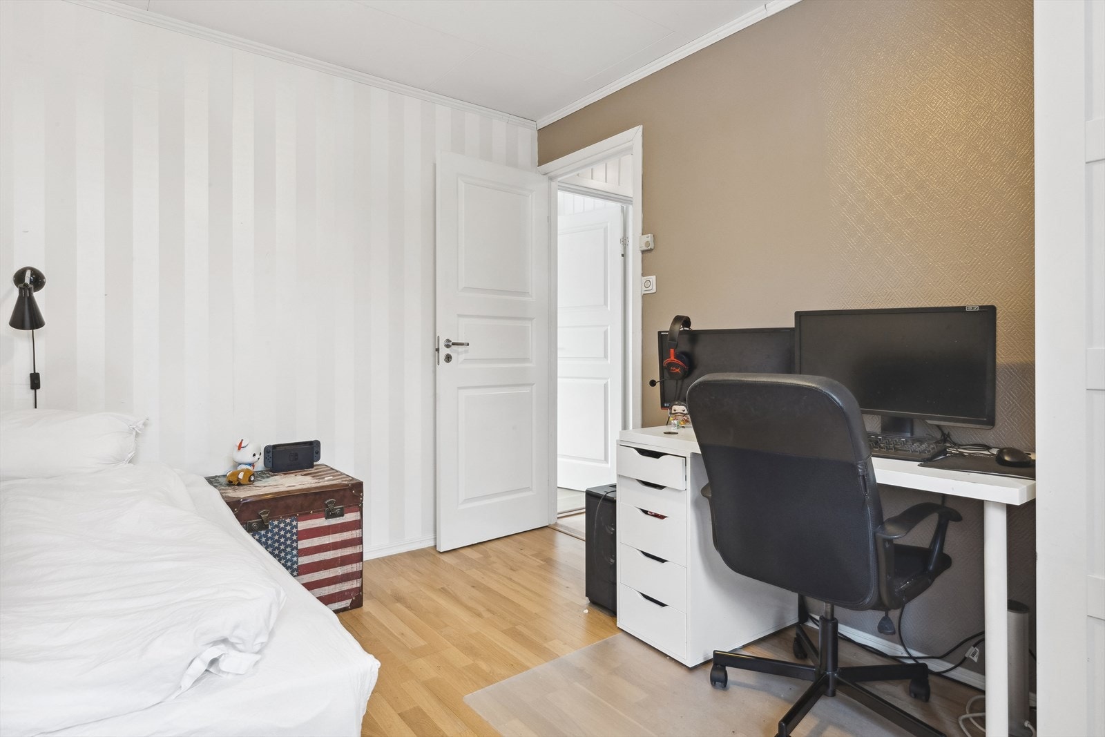 I tillegg til skapene er det også god plass til senger og skrivebord om ønskelig. Galleribilde