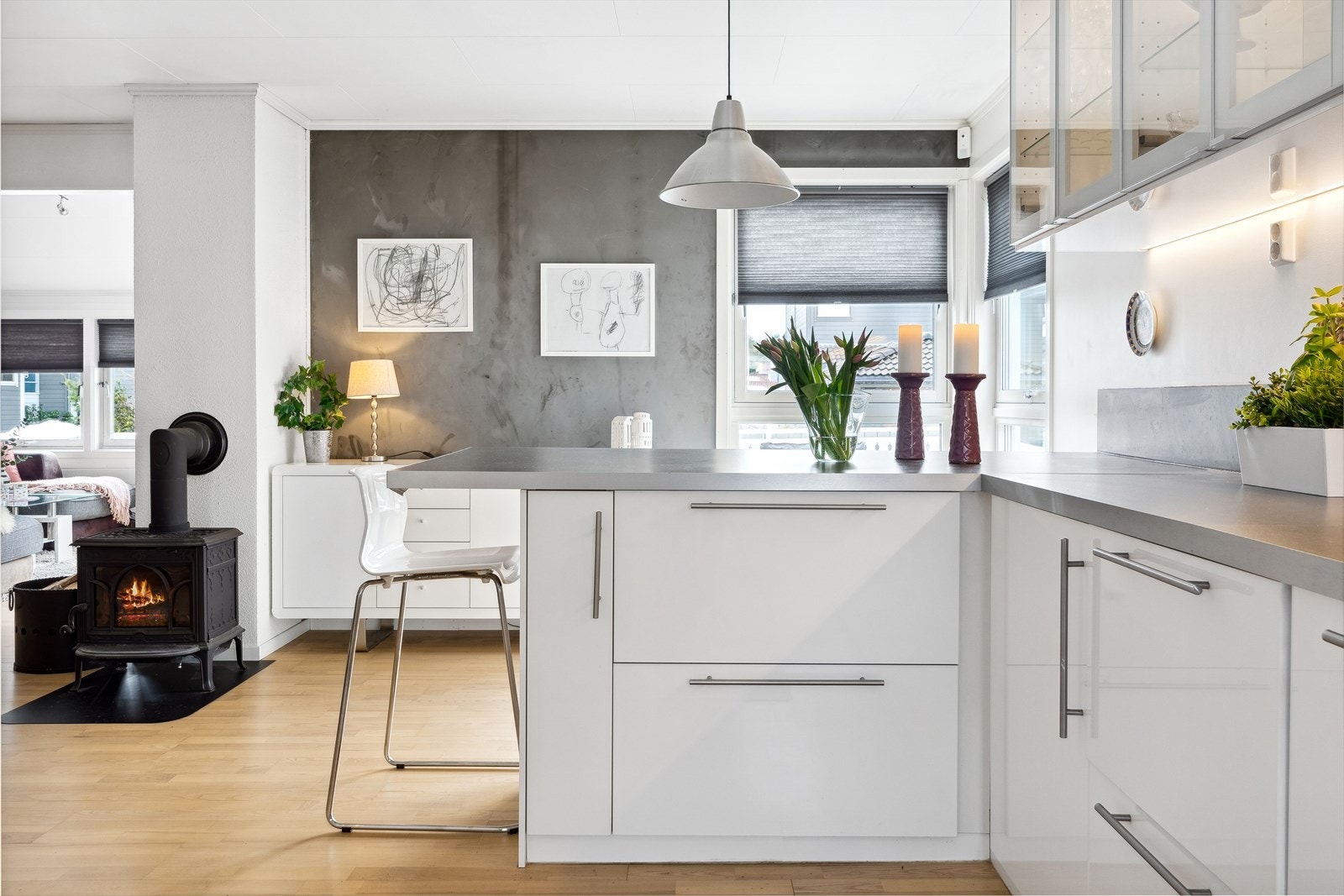 Hvitevarer som koketopp, mikro, stekeovn og kjøleskap er integrert. Galleribilde