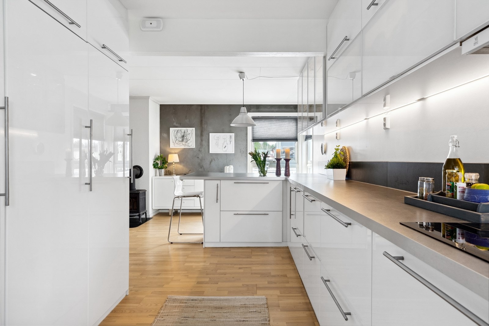 Veggene mellom skap og benk er beskyttet med fliser og plater i stål. Galleribilde