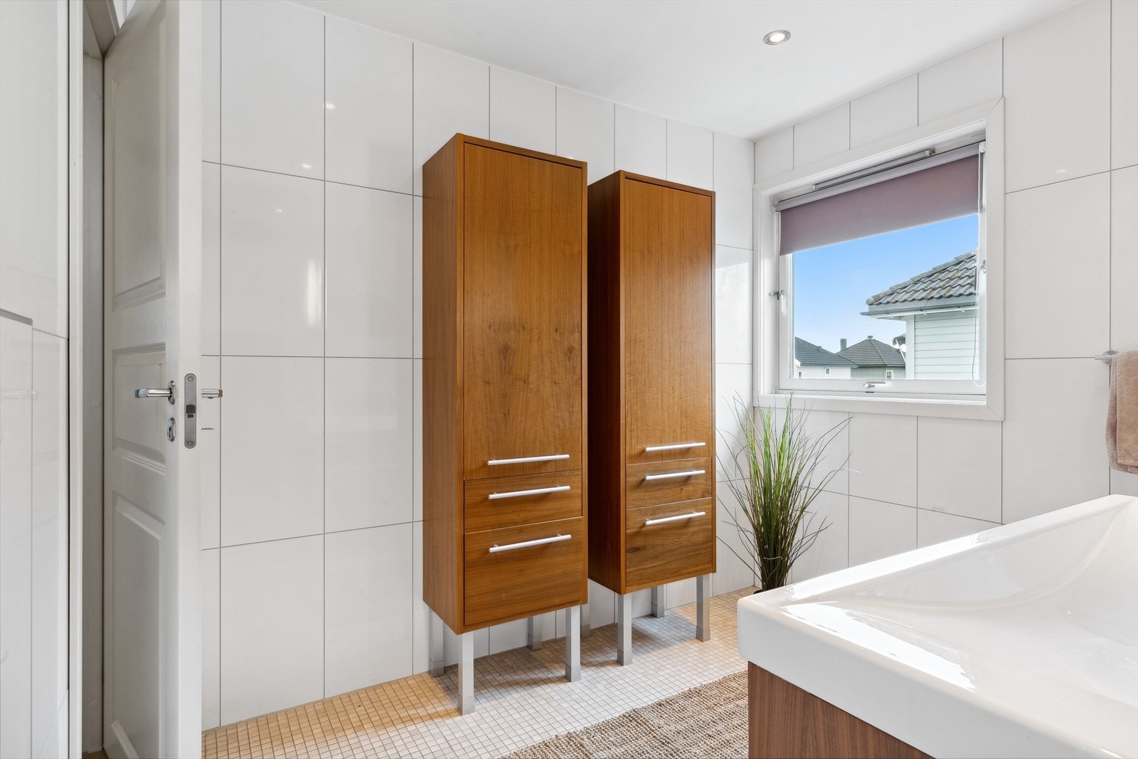 Dette badet ligger i andre etasje og har flislagte overflater, elektrisk gulvvarme og godt med oppbevaringsplass. Galleribilde