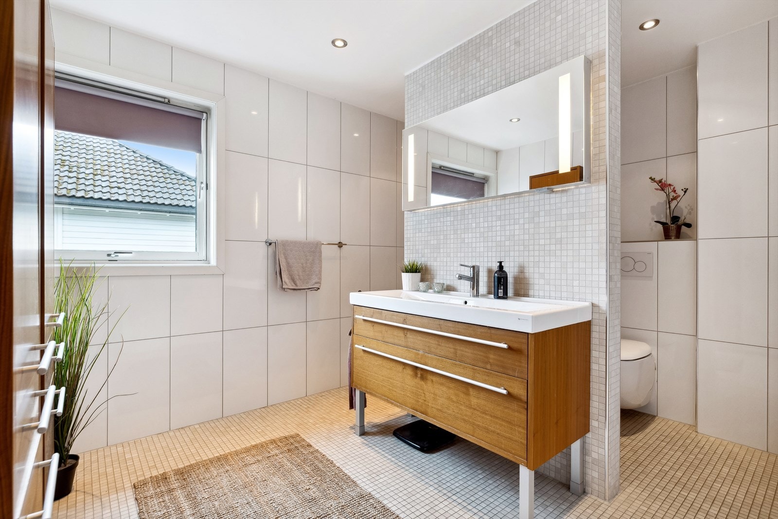 Boligen har to delikate bad fra 2008 og et separat toalettrom. Galleribilde