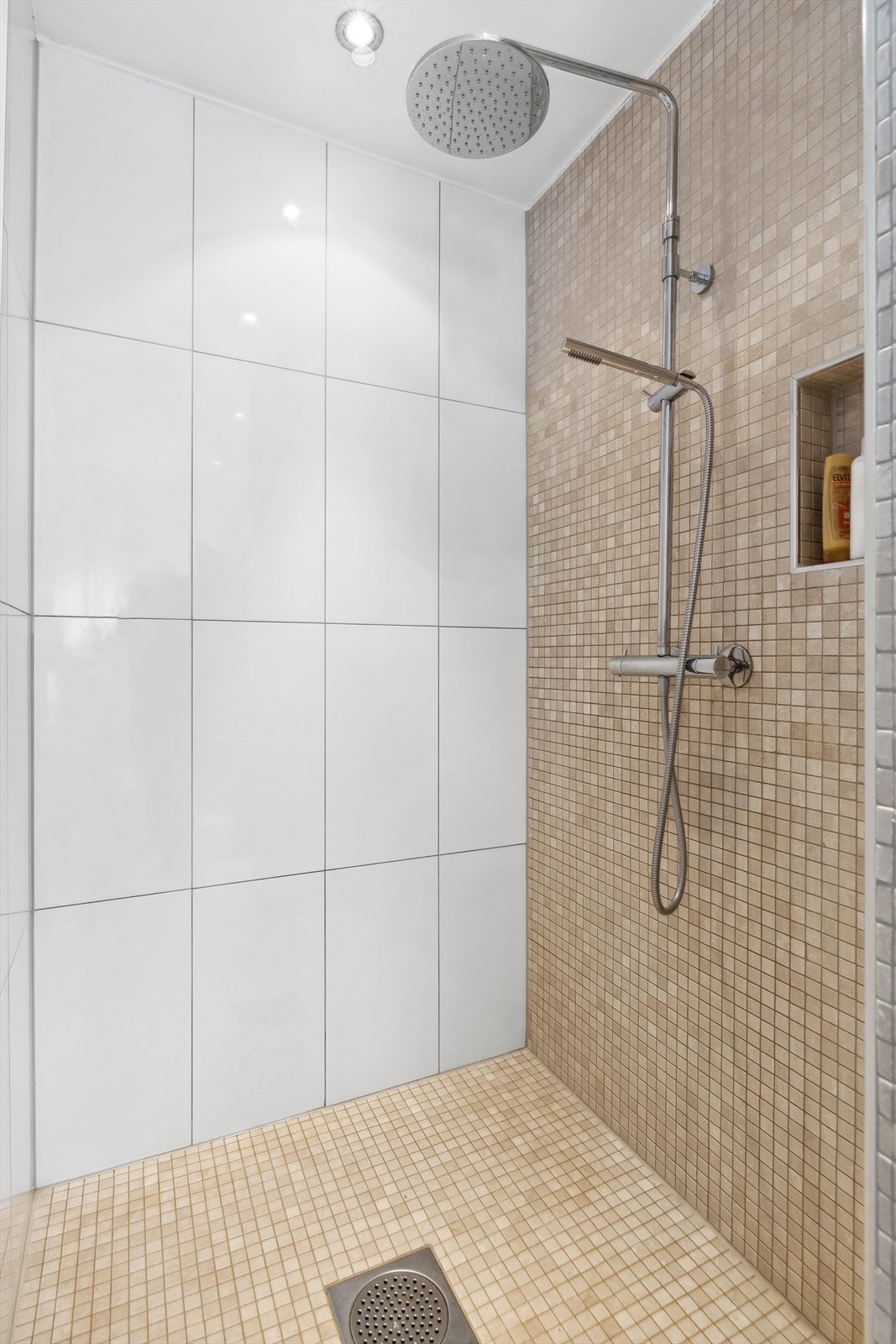 Dels skjult bak servantinnredningen er det nisje med regndusj. Galleribilde