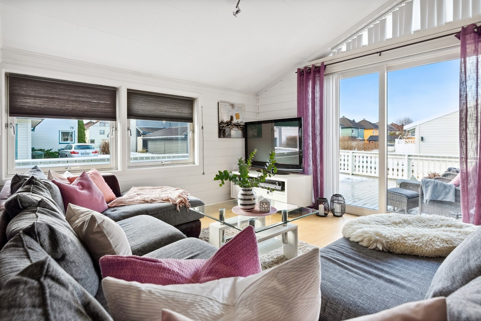 Boligen har to stuer, noe som gir mer fleksibilitet for en familie. Galleribilde