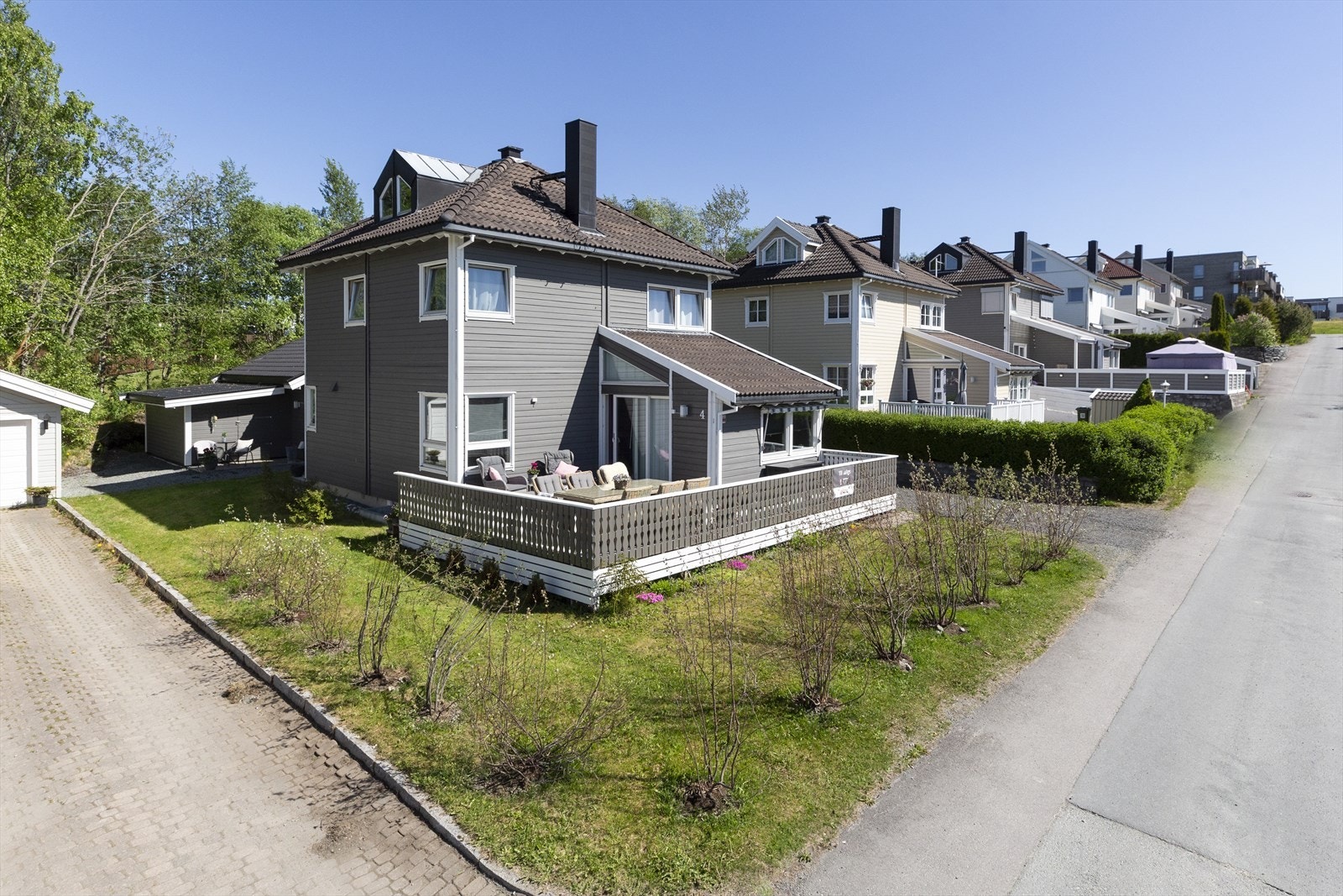 Aktiv Eiendomsmegling v/ Marius Kvalvik har gleden av å presentere Porsmyra 4 - en pen, innholdsrik enebolig over fire plan. Galleribilde