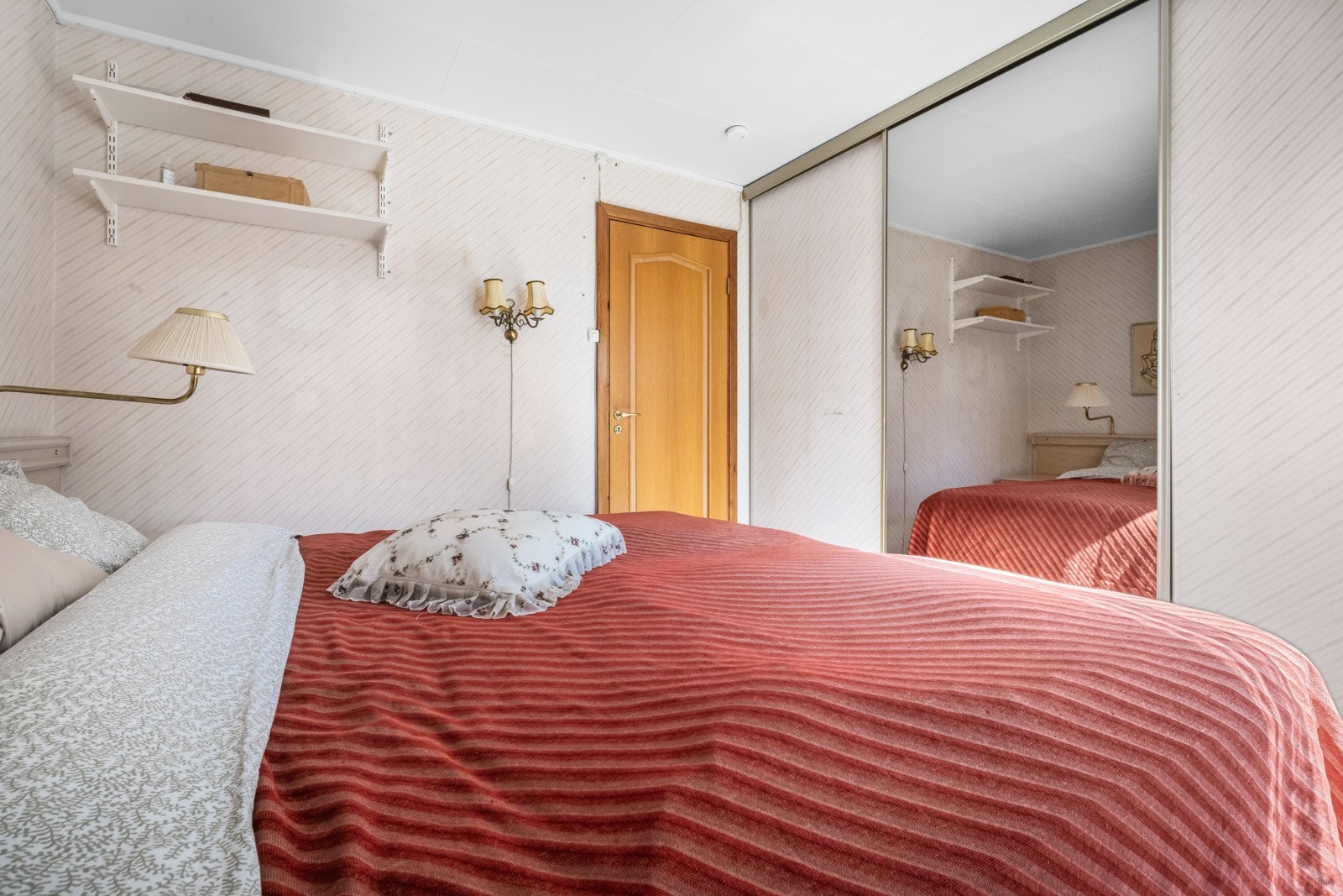 På hovedsoverommet er det god plass til dobbeltseng med tilhørende nattbord, og langs den ene veggen har rommet en stor og plassbygget skyvedørsgarderobe med dels speilfronter Galleribilde