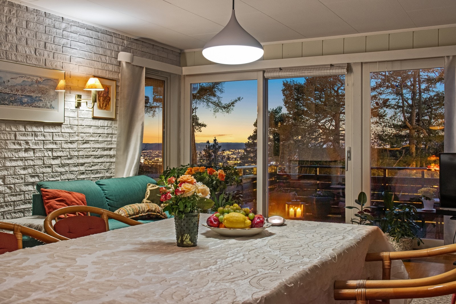 Balkongdør og sidefelt av glass er fra 2015. Resten av vinduene i boligen er datostemplet 2007-08. Galleribilde