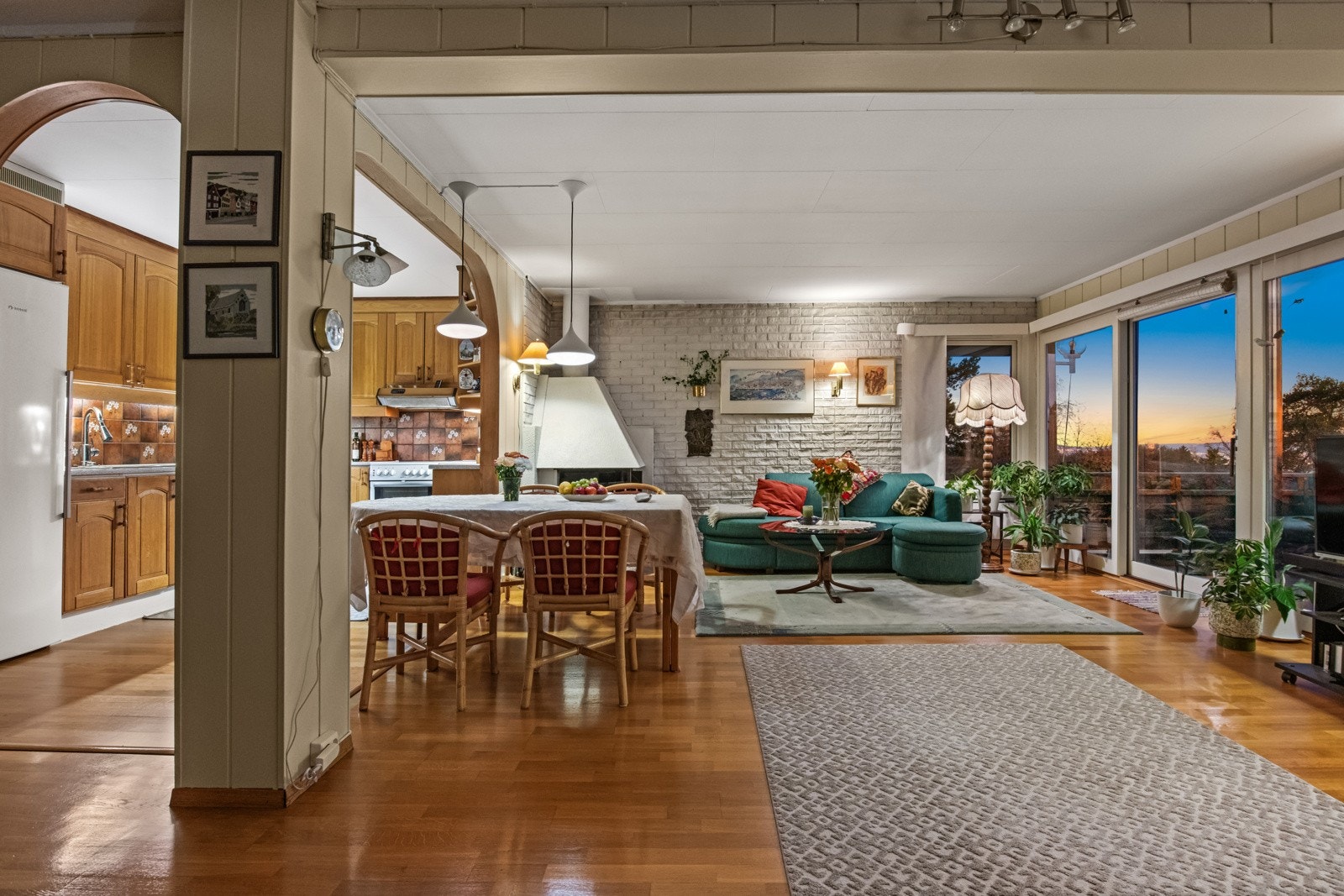 Det ble montert nye utvendige persienner på tre av vinduene i stuen i 2010. Galleribilde