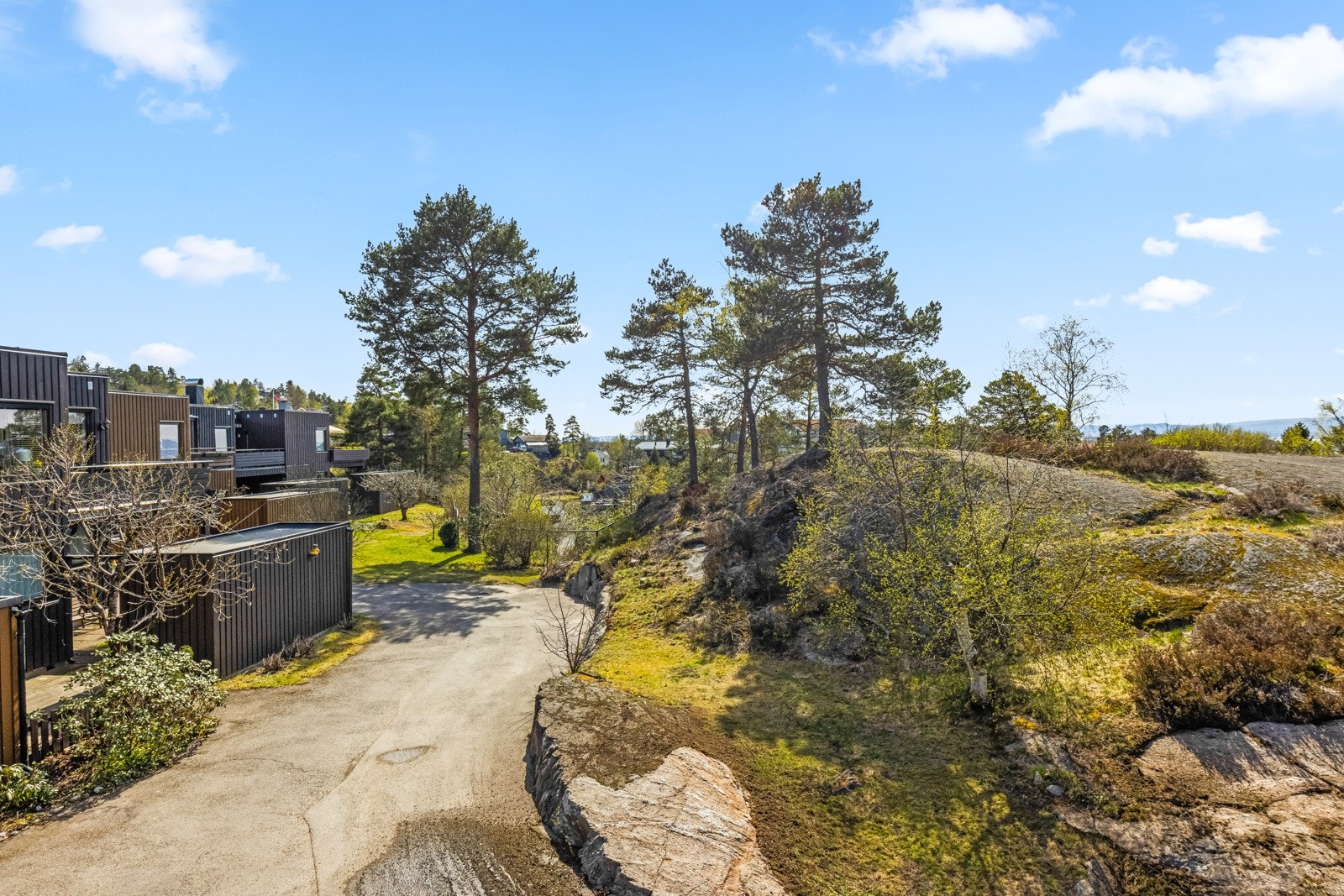 Her bor du skjermet og fredelig til med kort vei til "alt". Beliggenheten er en av de beste i borettslaget. Galleribilde