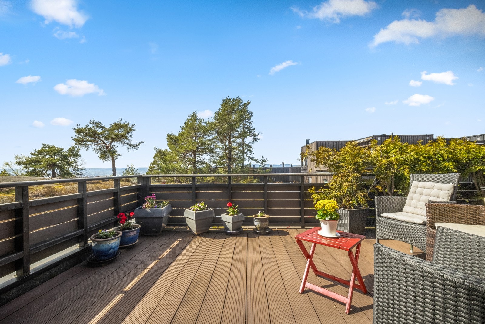 Usjenert, solrik og luftig beliggenhet. Galleribilde