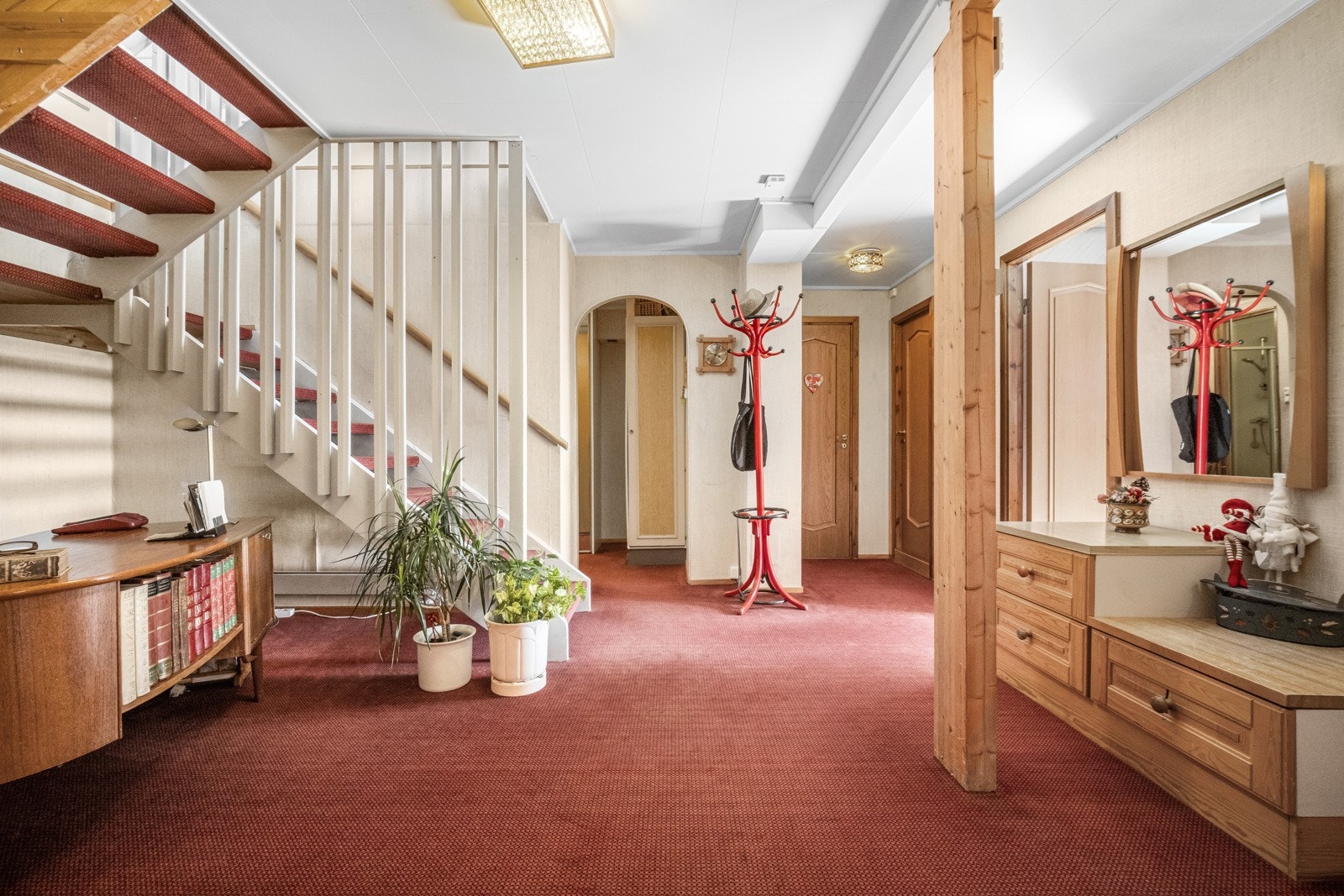 Første etasje har et stort og åpent trapperom/gang, hvor man videre har adkomst til alle rommene. Galleribilde