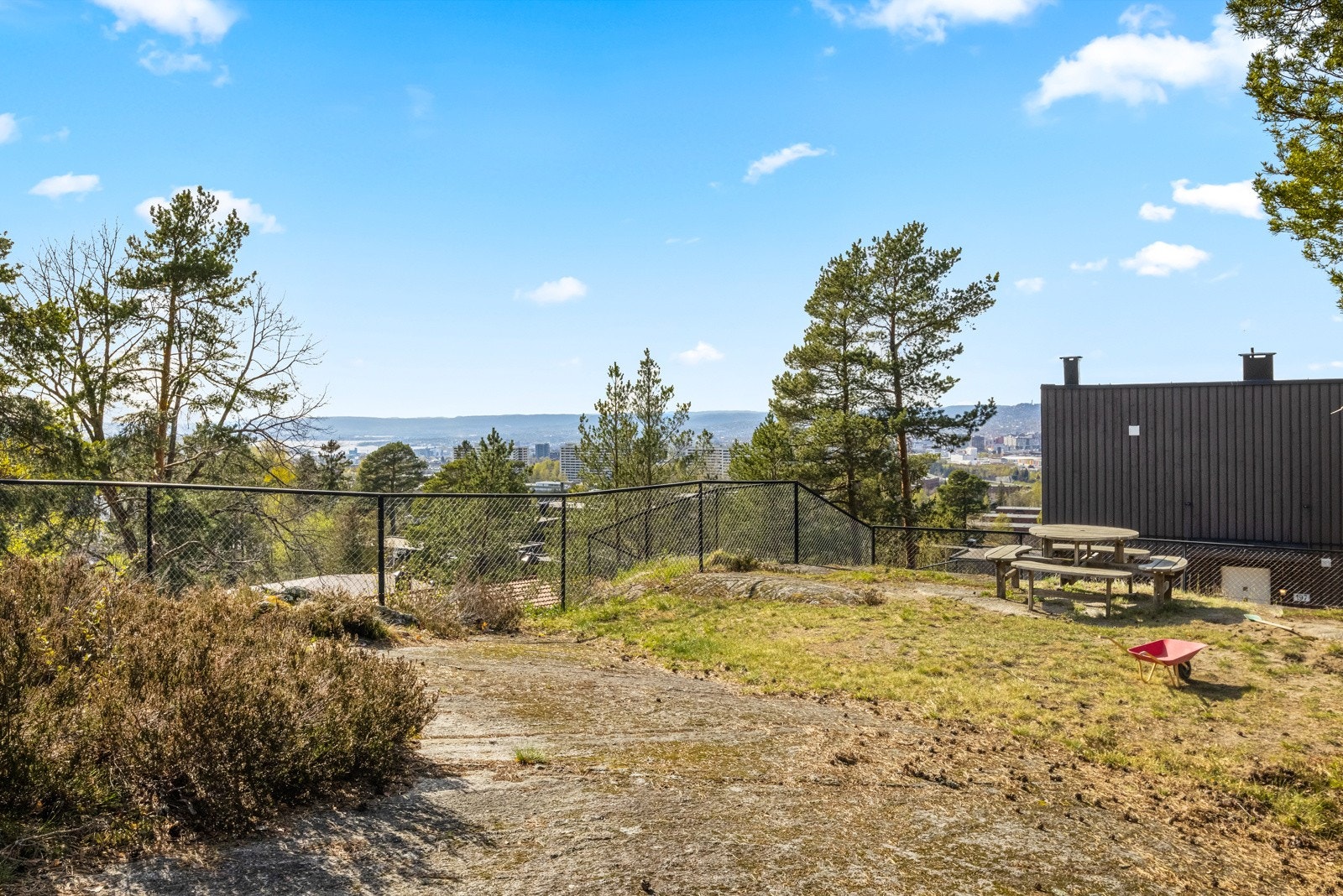 Deler av eiendommen er naturtomt med fjell i dagen og stedlig vegetasjon. Fine fellesarealer. Galleribilde