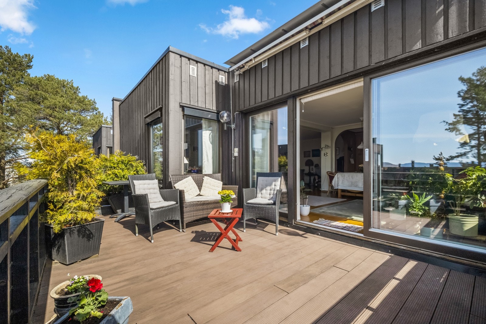 God plass til å innredes med f.eks stor sittegruppe og grill. Galleribilde