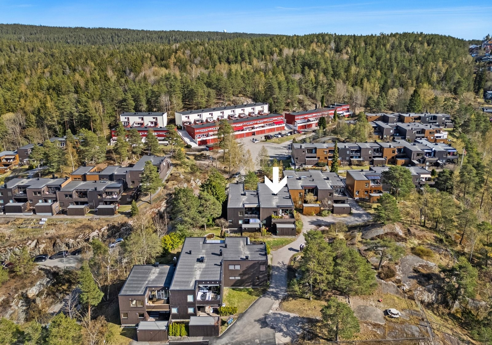 Innholdsrikt rekkehus på 144 m² med garasjeplass, flott utsikt, fire soverom og vestvendt terrasse. Svært barnevennlig. Galleribilde