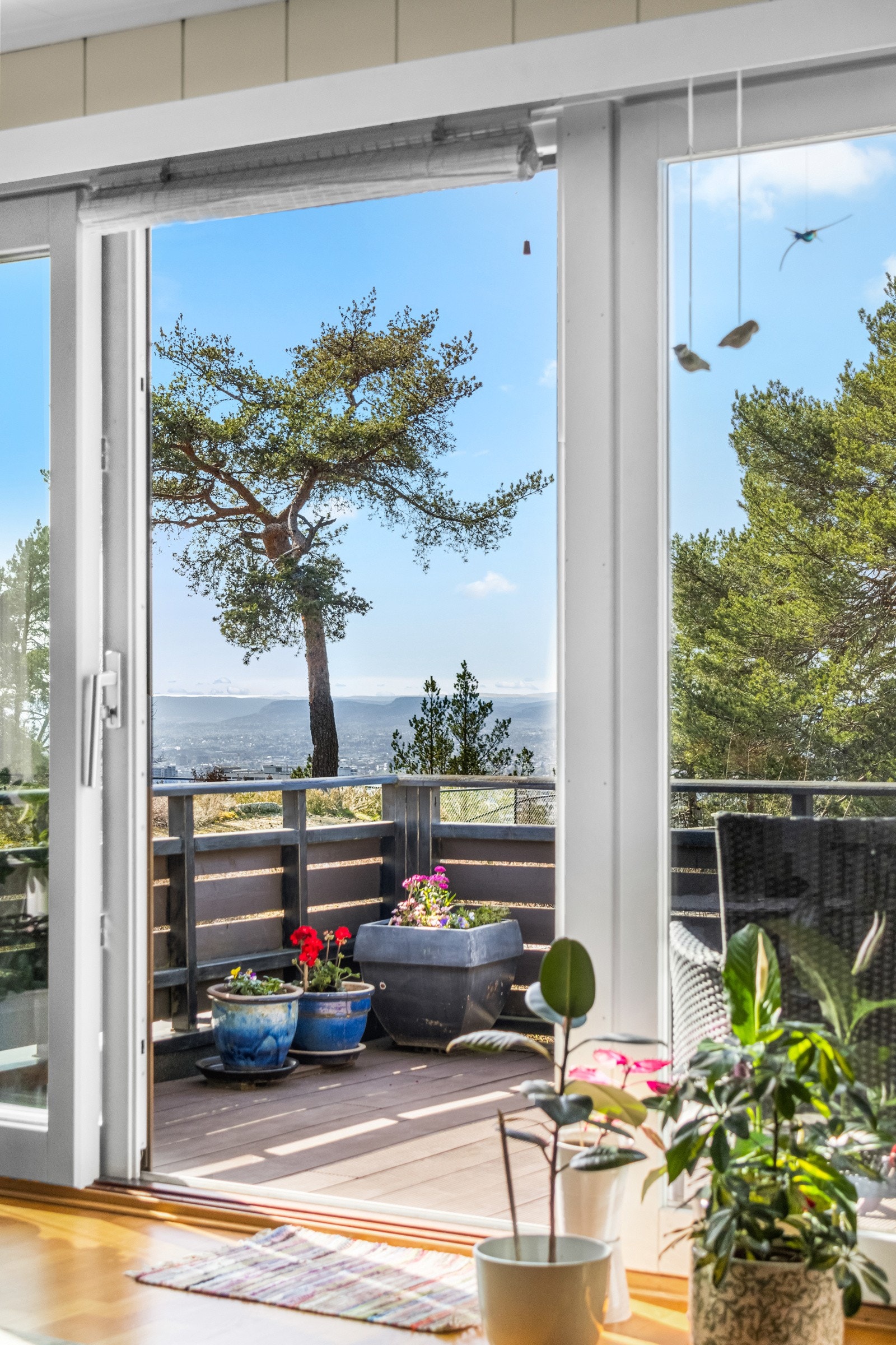 En skyvedør i glass fører ut til den vestvendte terrasse - en herlig romforlengelse i sommerhalvåret. Galleribilde