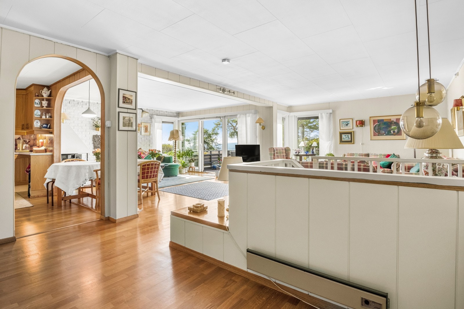 Veggene i stuen ble malt i 2005 og taket i stuen ble malt i 2007. Galleribilde