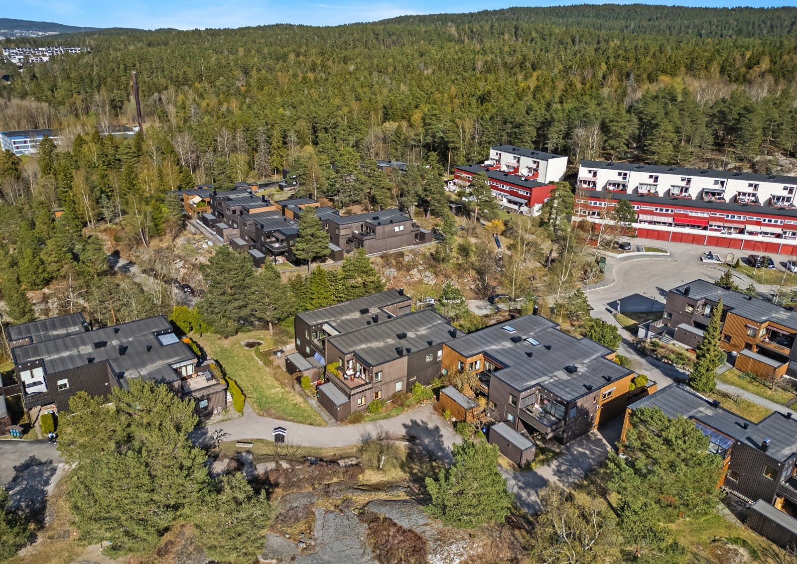 Fra eiendommen er det kun kort vei til Østmarka, med et omfattende stinett og skiløyper på vinteren. Galleribilde