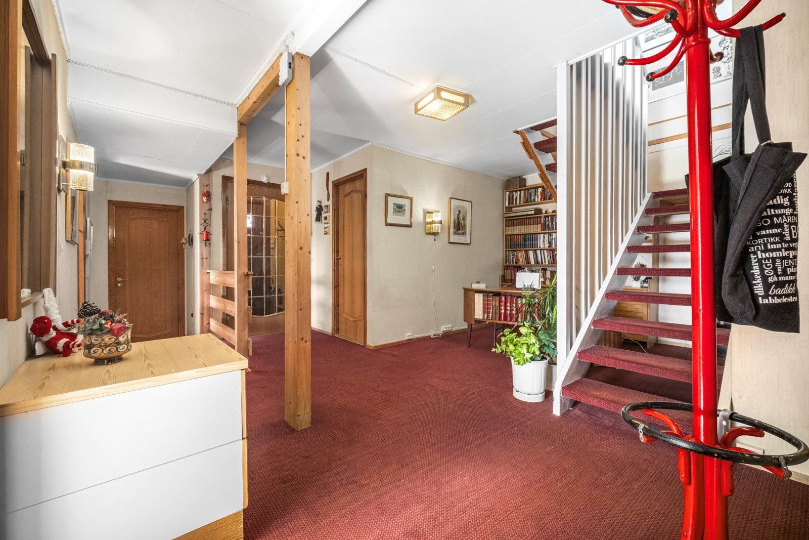 Vi tar turen videre ned til boligens inngangsplan. Galleribilde