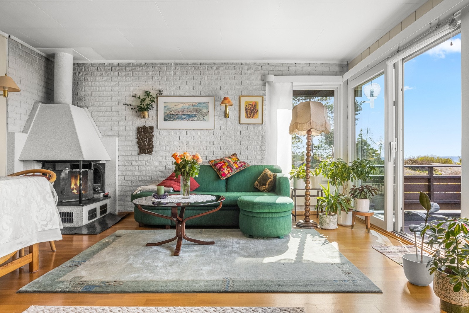 Lune kvelder sikres av en murt hjørnepeis, og det er god plass til å innrede med både sofagruppe og spisebord. Galleribilde