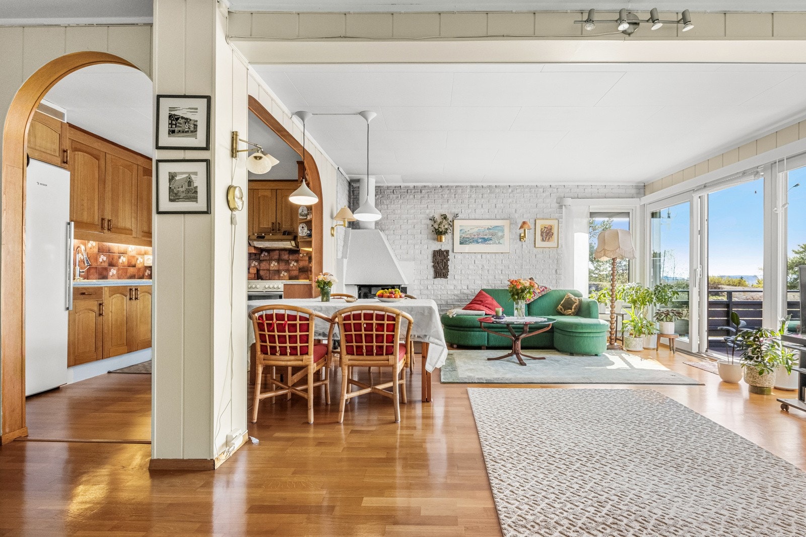 Sammen med kjøkkenet utgjør stuen et stort og åpent allrom i hele andre etasje. Galleribilde