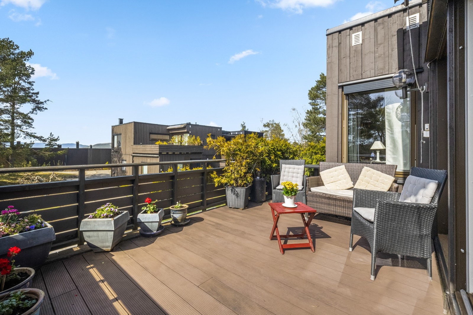 Gulvet er fra ca. 2019, og terrassen har belysning, stikkontakt og markise for solskjerming. Galleribilde