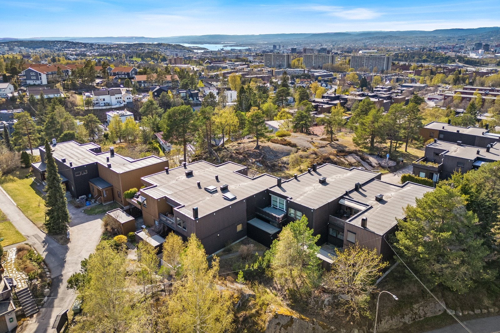 Borettslaget ligger fint plassert på et høydedrag. Fellestomten er svært barnevennlig og helt skjermet for trafikk. Galleribilde