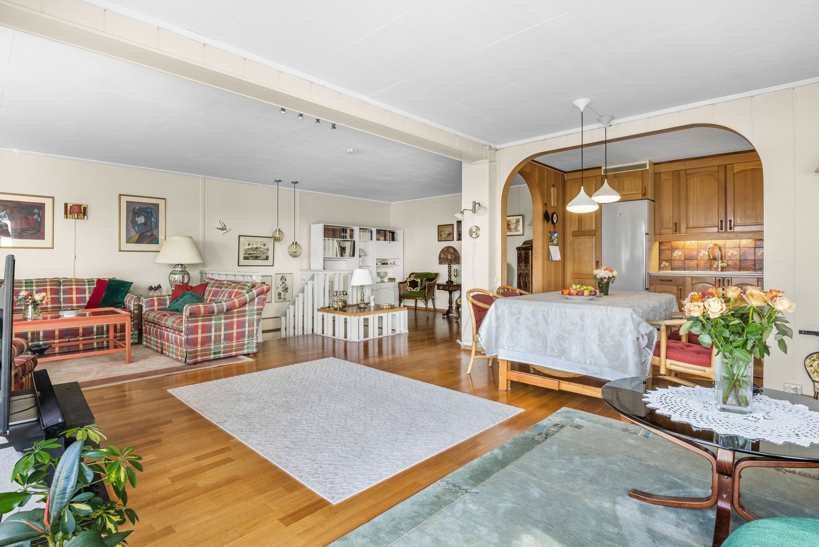 Stuen er naturlig inndelt i ulike brukssoner, og det passer fint å innrede med spisebord utenfor kjøkkenet. Galleribilde