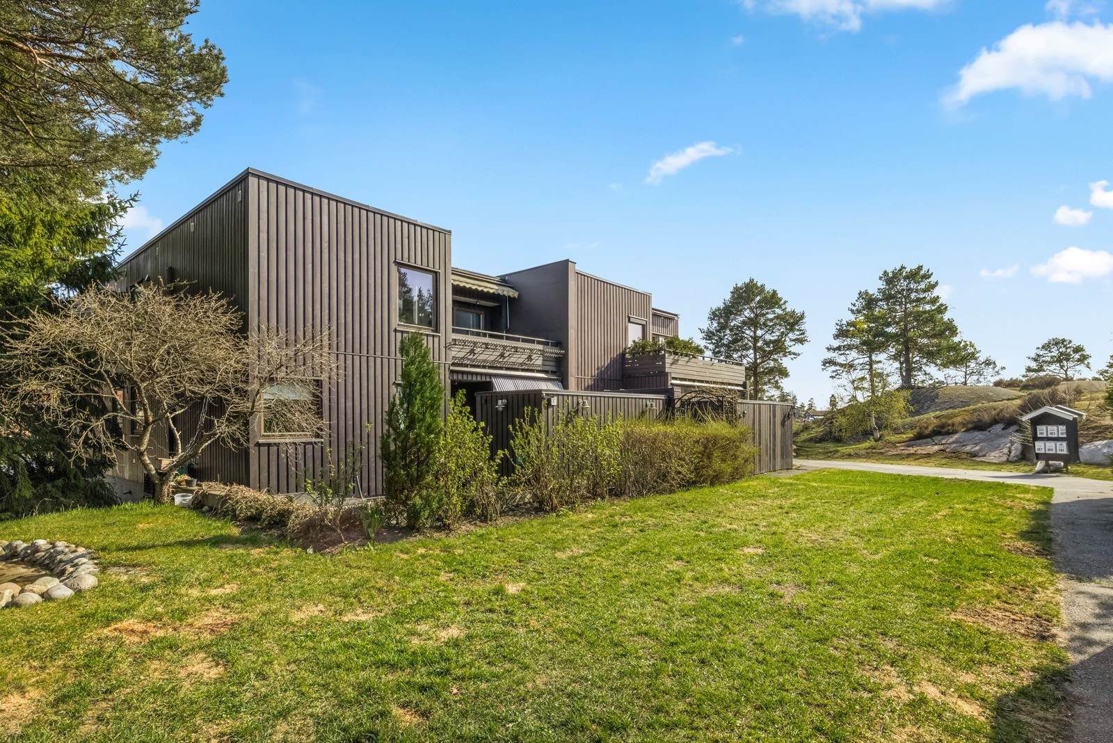 Eiendommen ligger særdeles attraktivt, rolig og tilbaketrukket til, med kort vei til buss- og T-bane, dagligvare, skoler, barnehager og populære turområder. Galleribilde