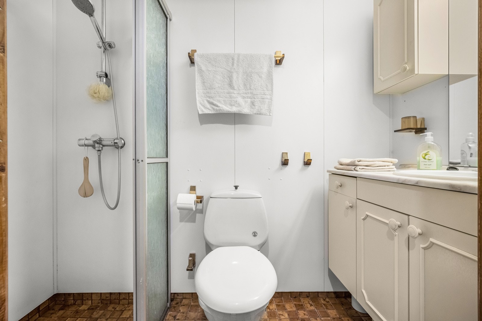 Det andre badet er innredet med flislagt gulv og hvitmalte baderomsplater på veggene. Galleribilde