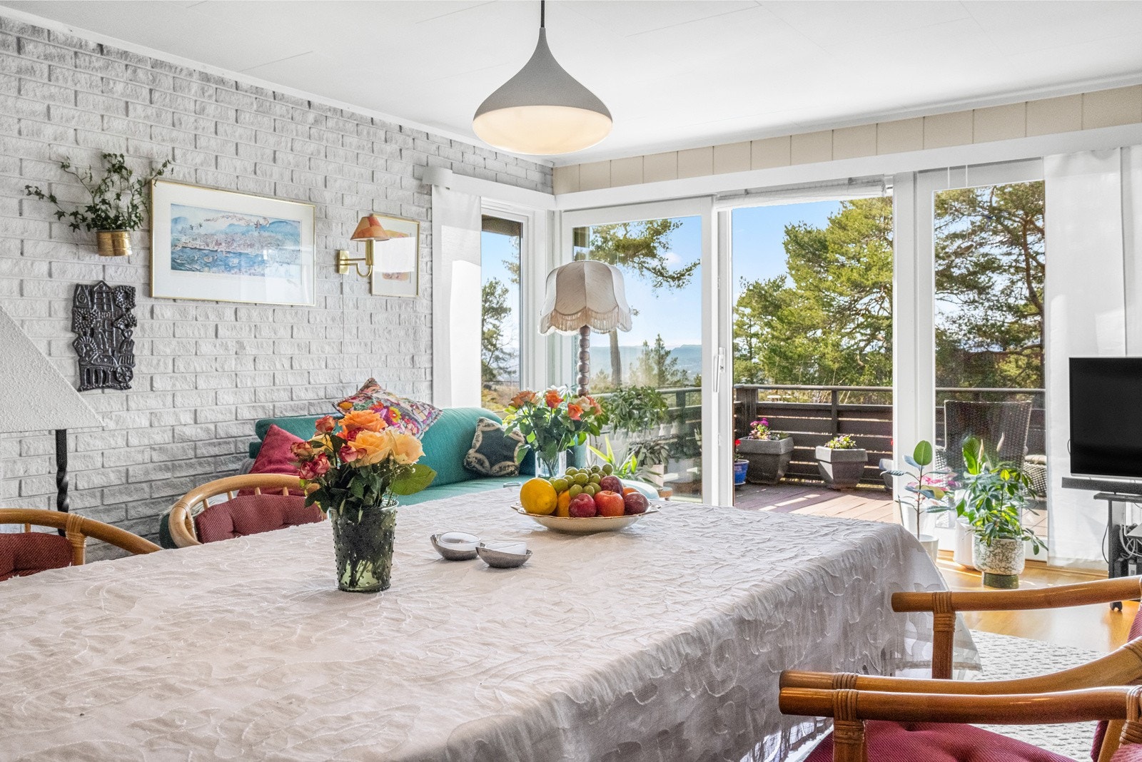 Rommet får godt med naturlig lysinnslipp fra store vindusflater. Galleribilde