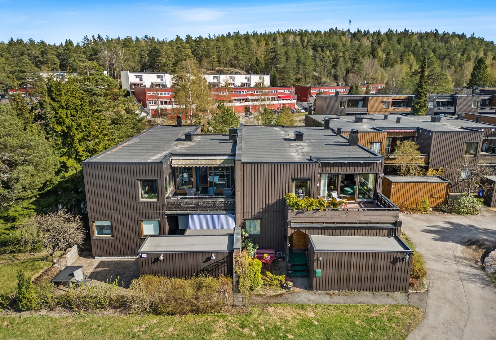 Eiendommen ligger i et attraktivt og barnevennlig boligområde med Østmarka som nærmeste nabo. Galleribilde