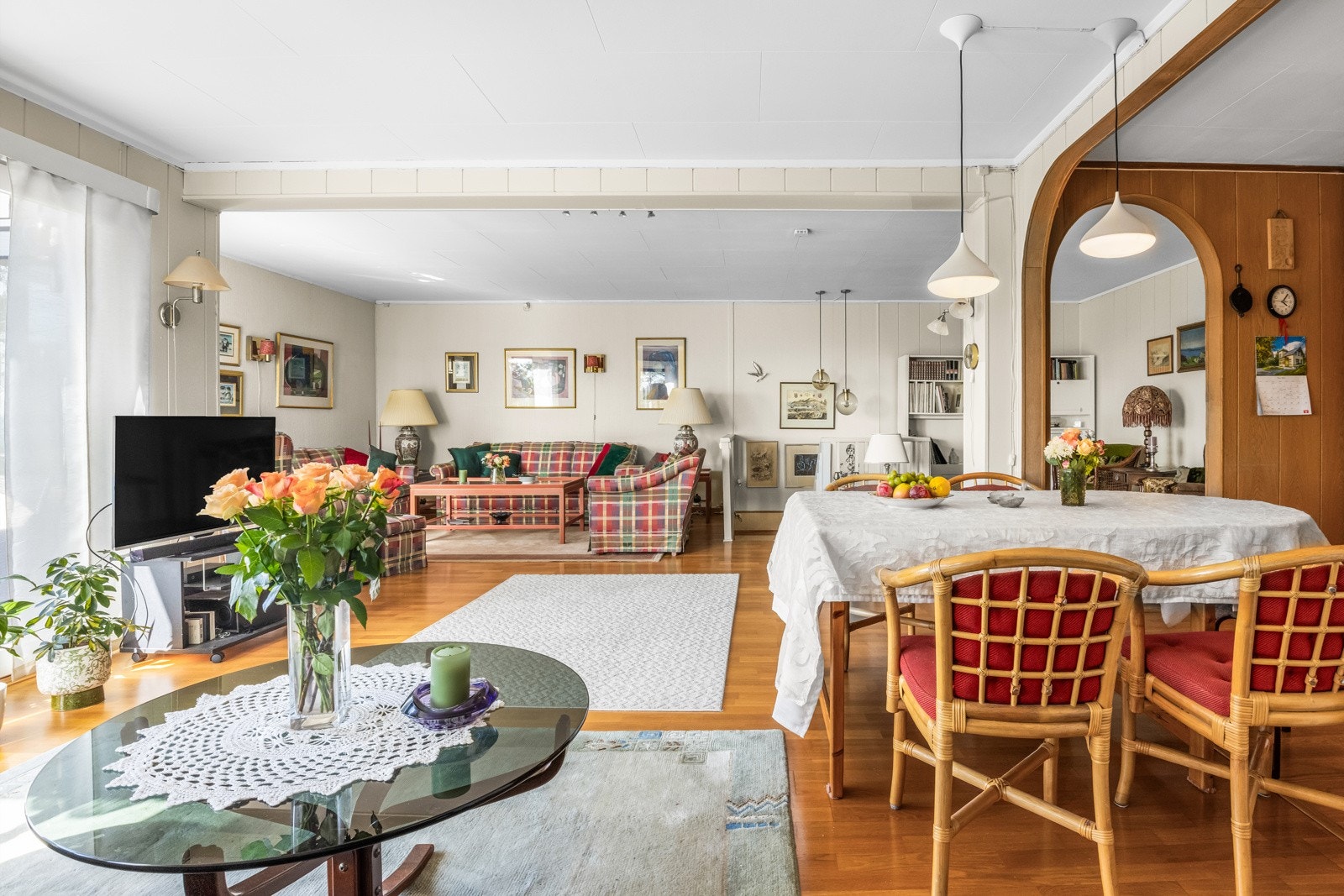 Over kokesonen er det installert en ventilator, og kjøkkenet har opplegg for oppvaskmaskin og avsatt plass til komfyr. Galleribilde