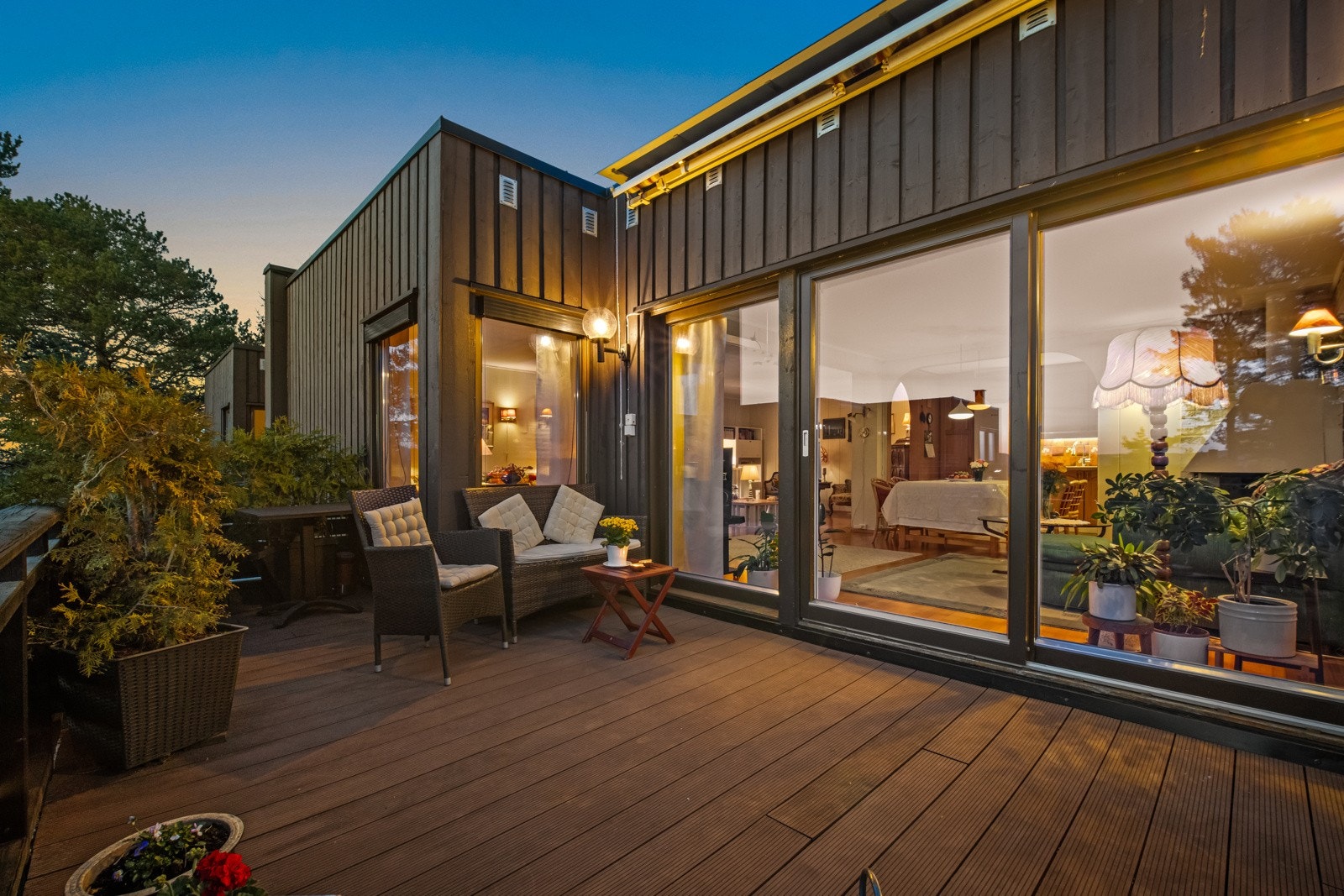 Fra stuen er det utgang til en stor vestvendt terrasse på ca. 14 kvm. Galleribilde