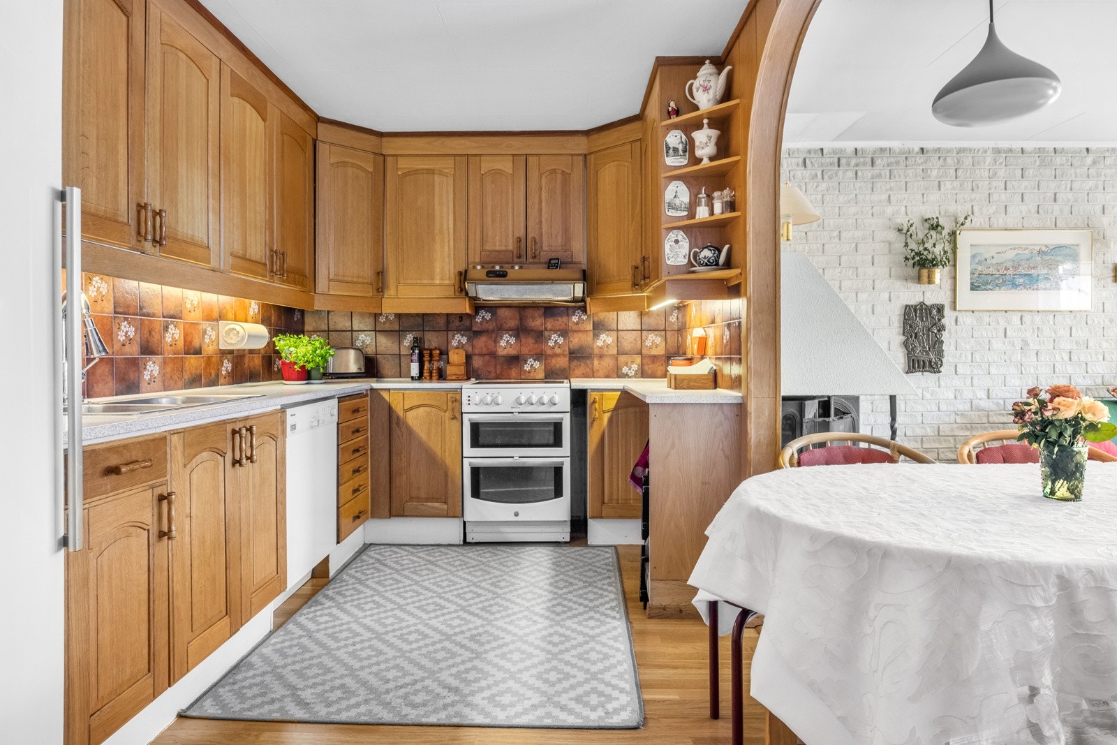 Kjøkkenet ligger i en klart avgrenset sone med god skap- og benkeplass. Galleribilde