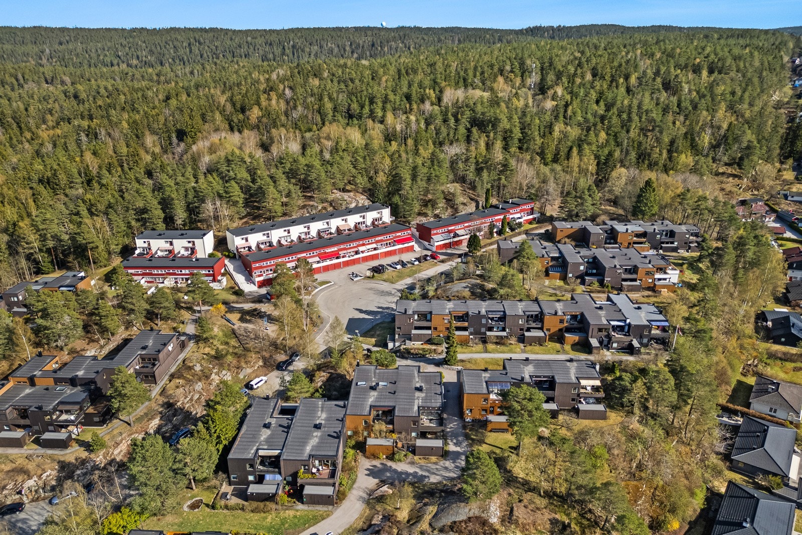 Det er rundt 3 km til Lutvann, som regnes som et eldorado for fisking og fridykking. Østmarka har også en rekke andre fine bade- og fiskevann, her er det bare å ta turskoene på og hive fiskestangen i sekken. Galleribilde