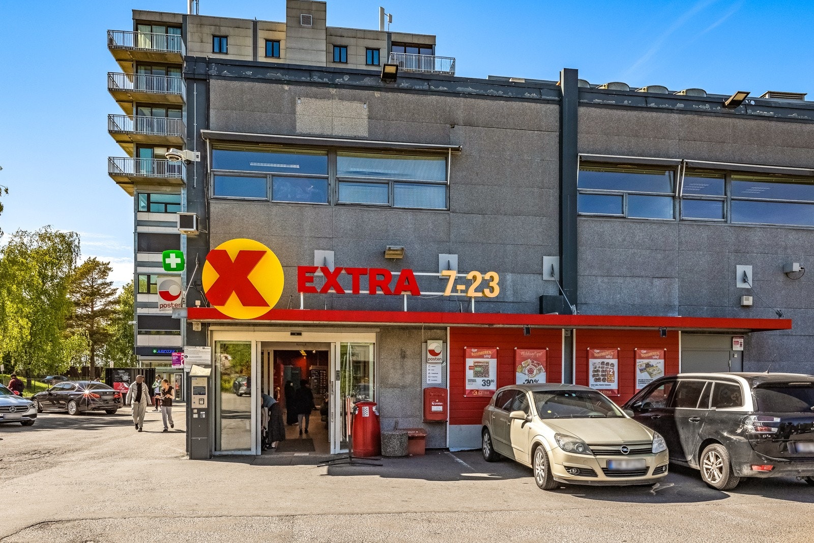 Dagligvarehandelen kan blant annet gjøres på Extra som ligger på Haugerud senter, ca. 900 meter unna. Galleribilde