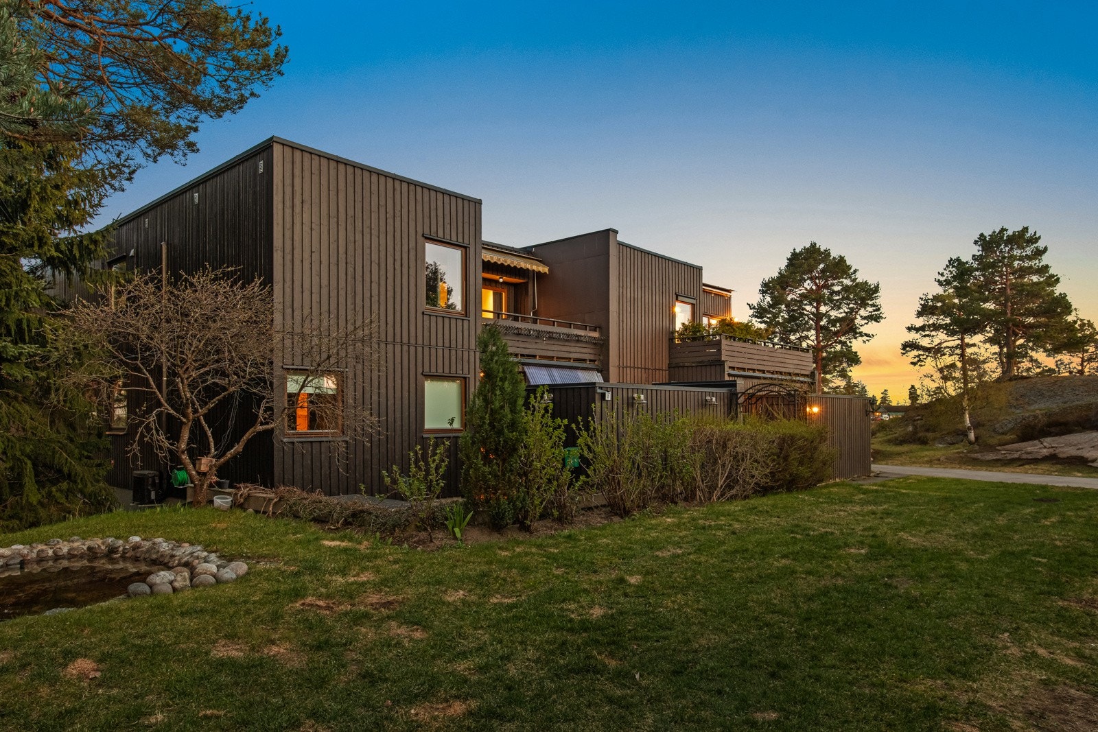 Boligen har en svært god intern beliggenhet, plassert på enden og med god avstand til øvrige hus. Galleribilde