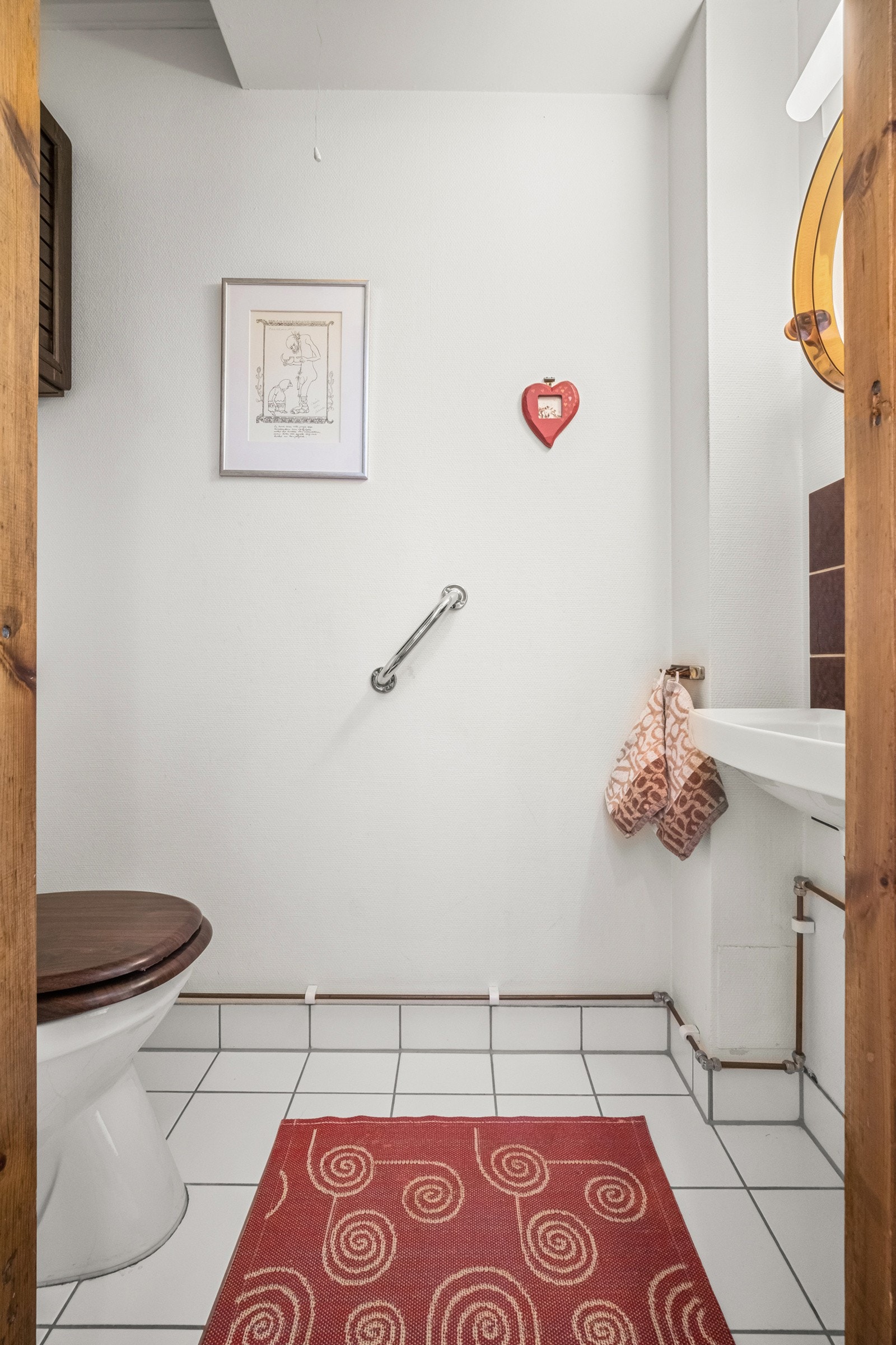 Wc-rommet ligger vegg i vegg med badet og er svært praktisk. Galleribilde