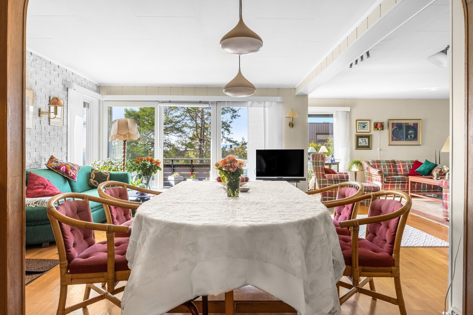 God plass til et stort spisebord. Galleribilde