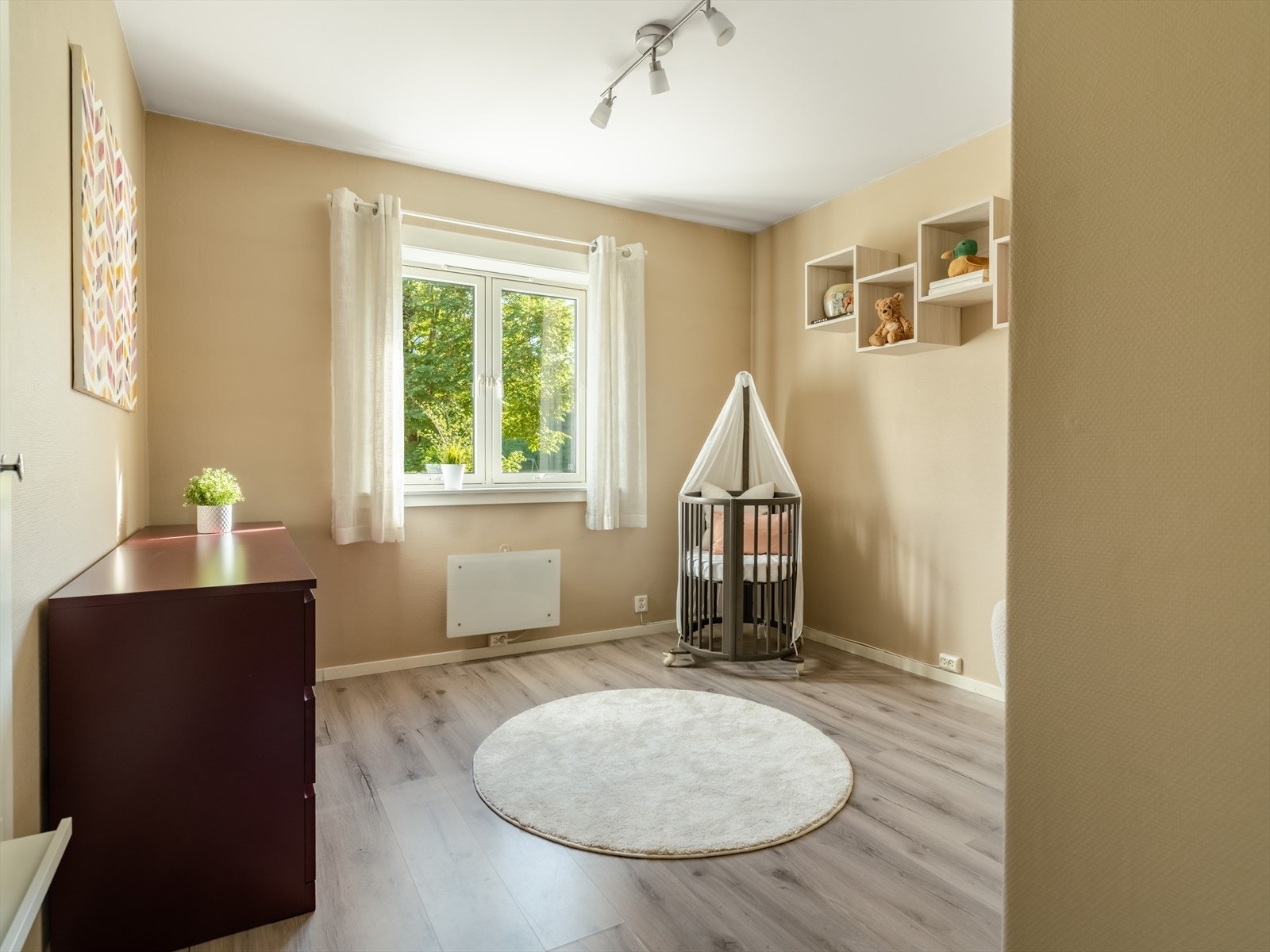 Soverom II er også av svært god størrelse. Dette soverommet passer perfekt til både barnerom og gjesterom, men kan også benyttes som kontor. Galleribilde