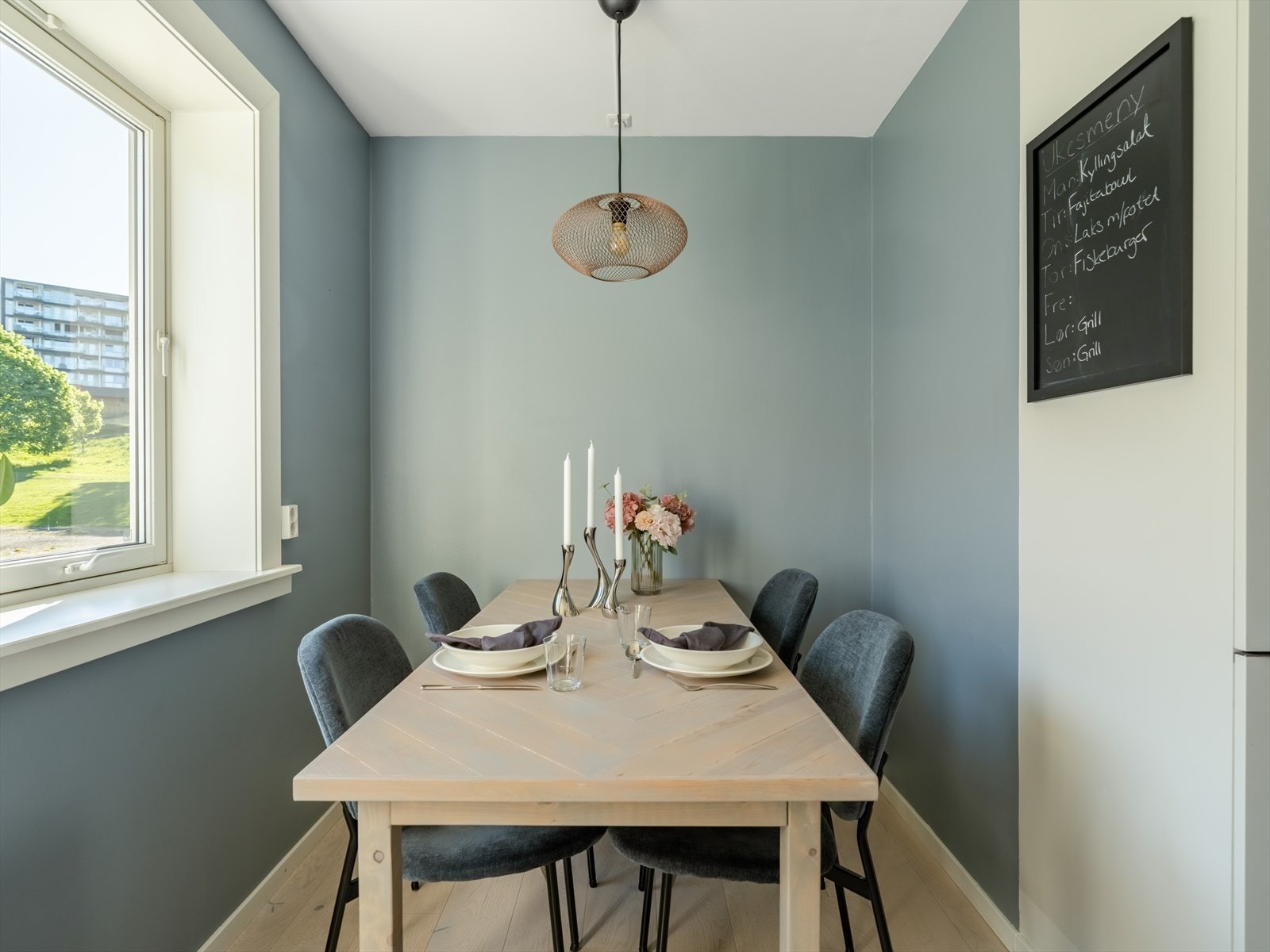 Her ligger alt tilrette for å nyte en delikat middag med familie og venner. Galleribilde