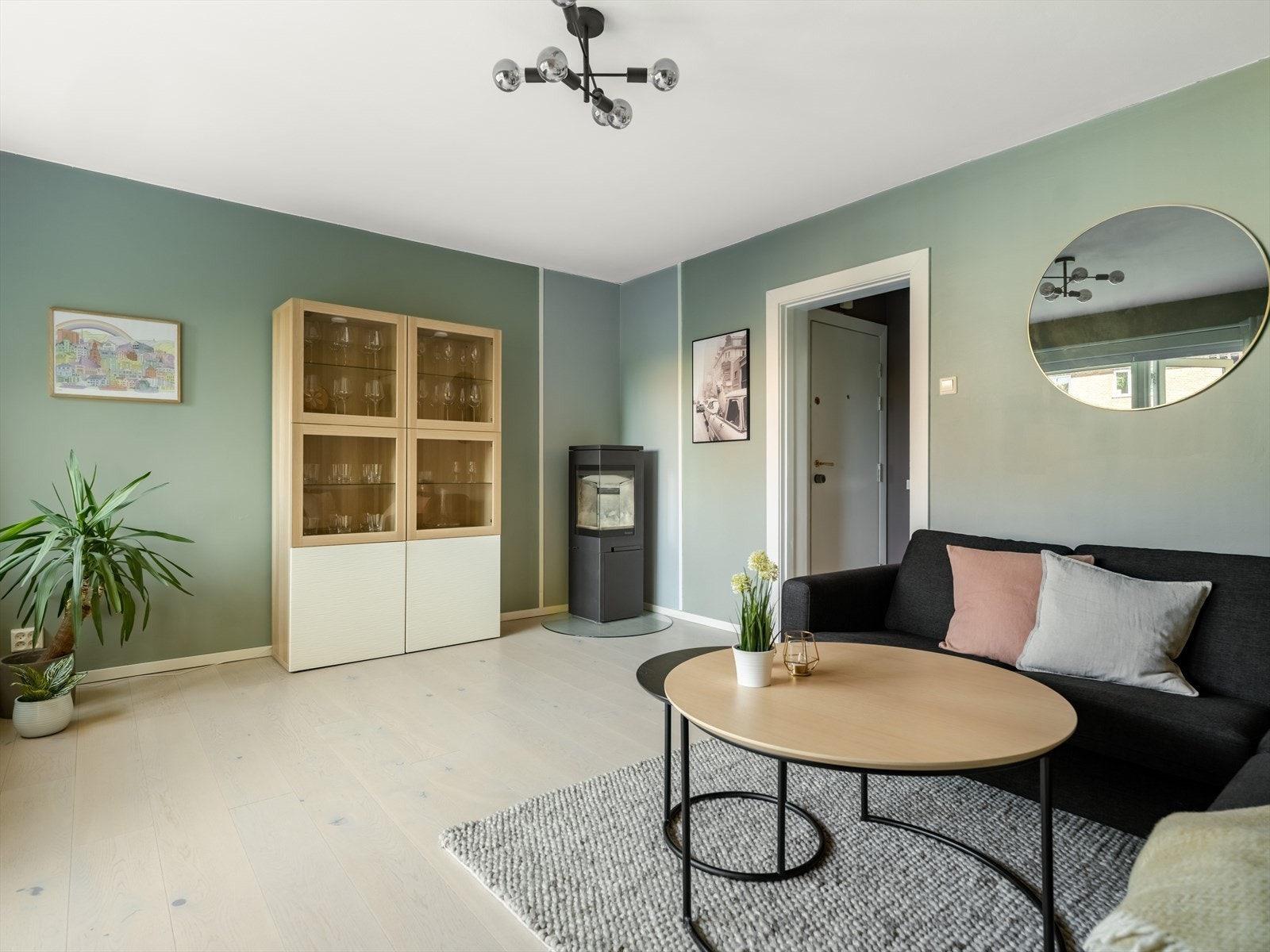 Stuen er svært romslig og kan innredes på flere måter. Galleribilde