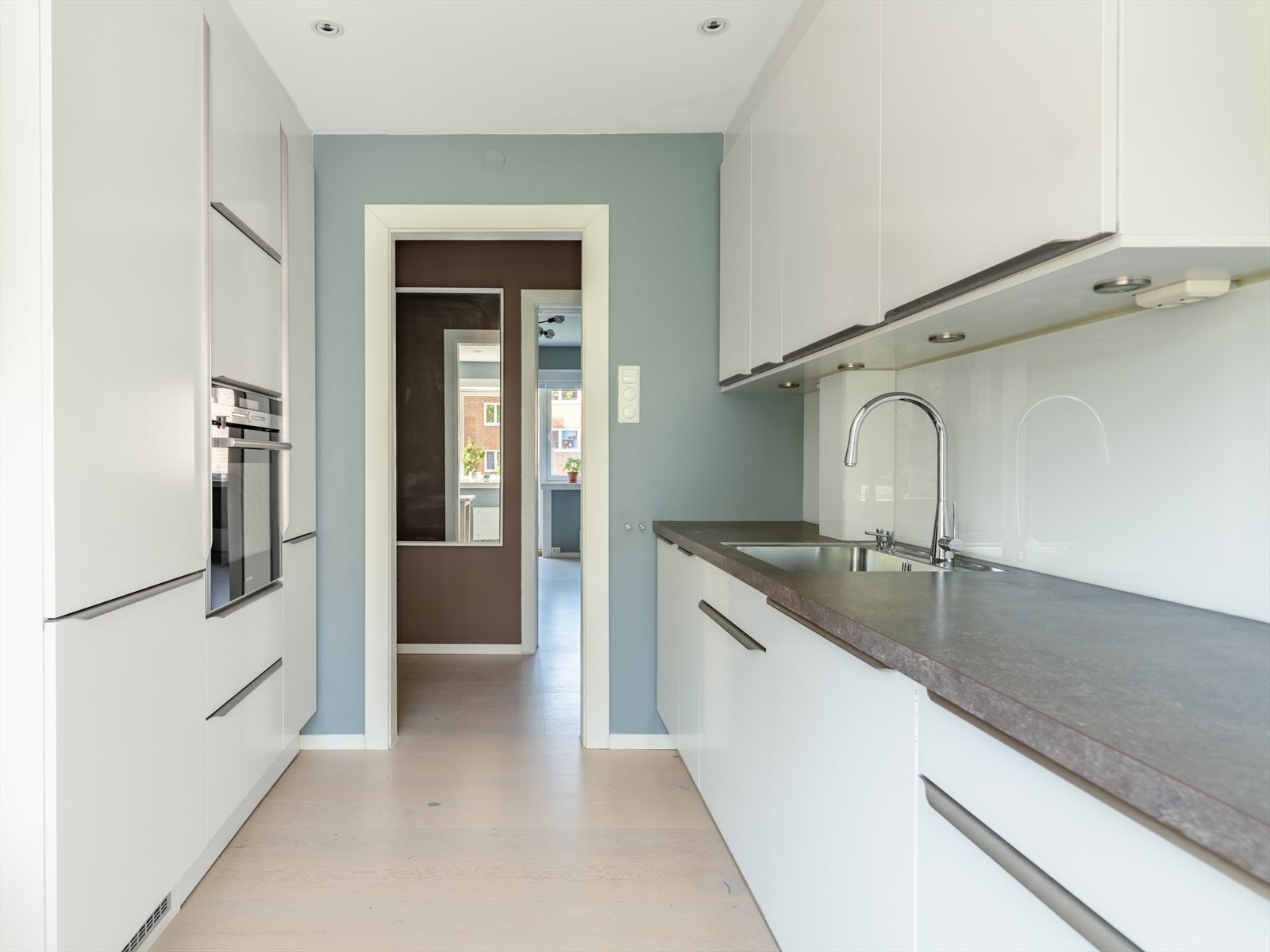 Det er godt med benke- og skapplass. Benkeplaten er av laminat. Galleribilde