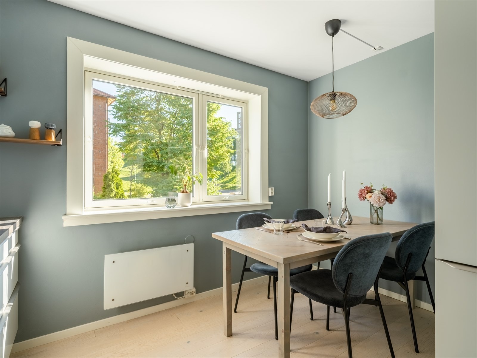 På kjøkkenet er det plass til et spisebord. Galleribilde