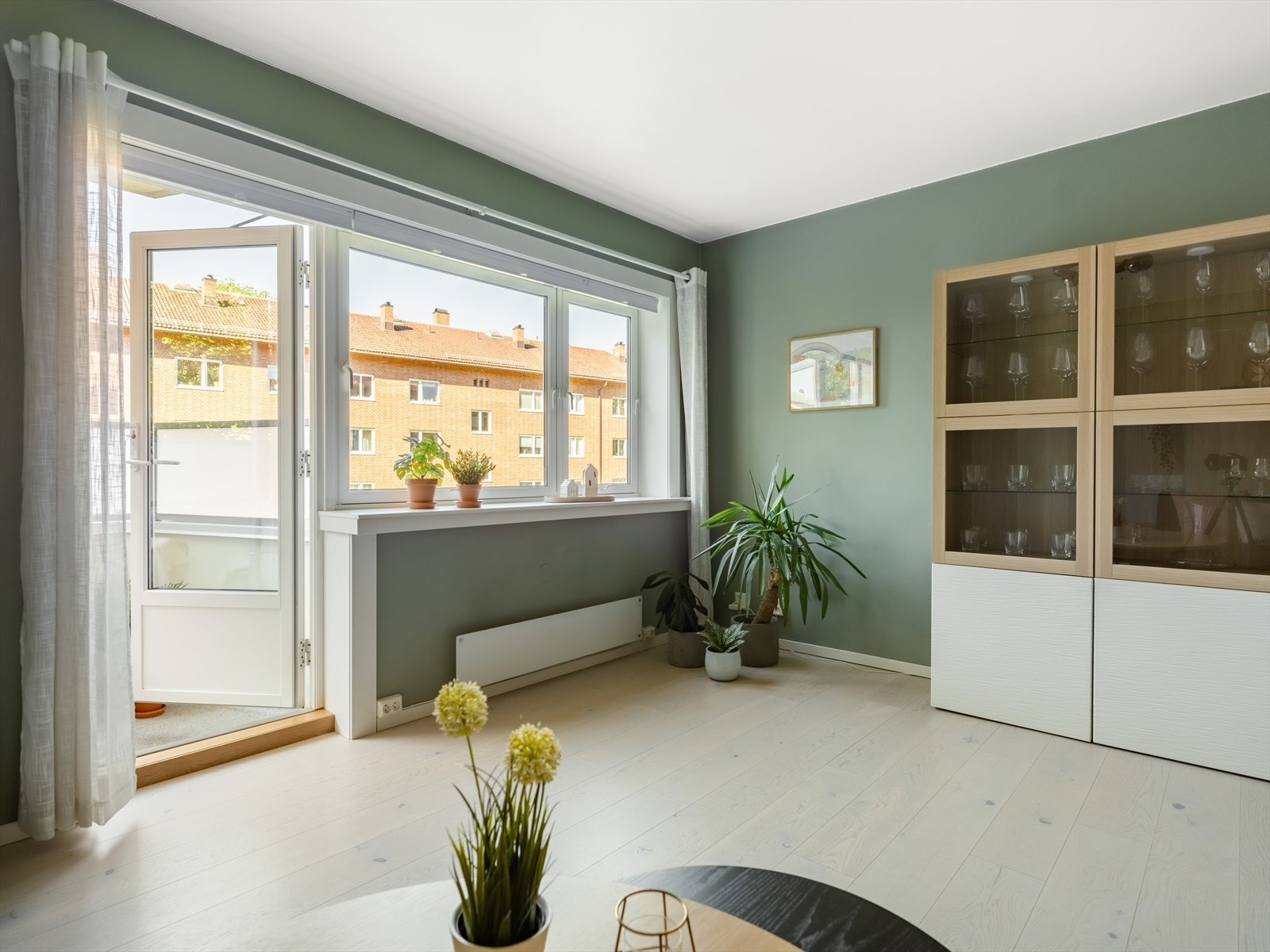 Fra stuen har du store vinduer som slipper inn rikelig med naturlig lys. Galleribilde