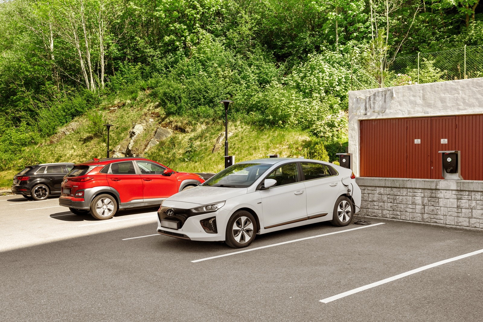 Det er 6 ladestasjoner for elbil som beboerne kan benytte under ladning. Galleribilde