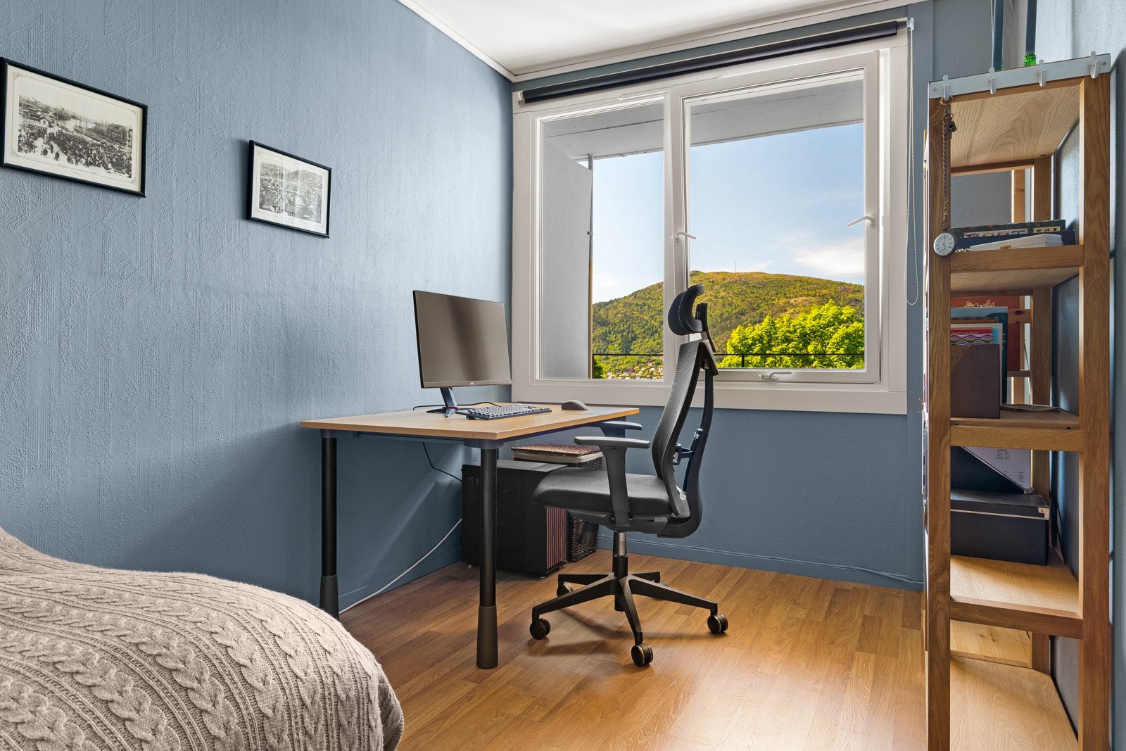 Praktisk med plass til egen kontorkrok på soverommet. Galleribilde