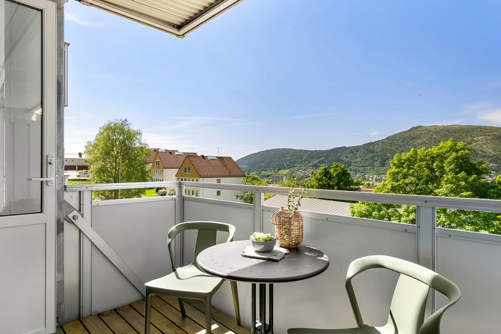 Altanen har god størrelse og plass til en liten sittegruppe. Galleribilde